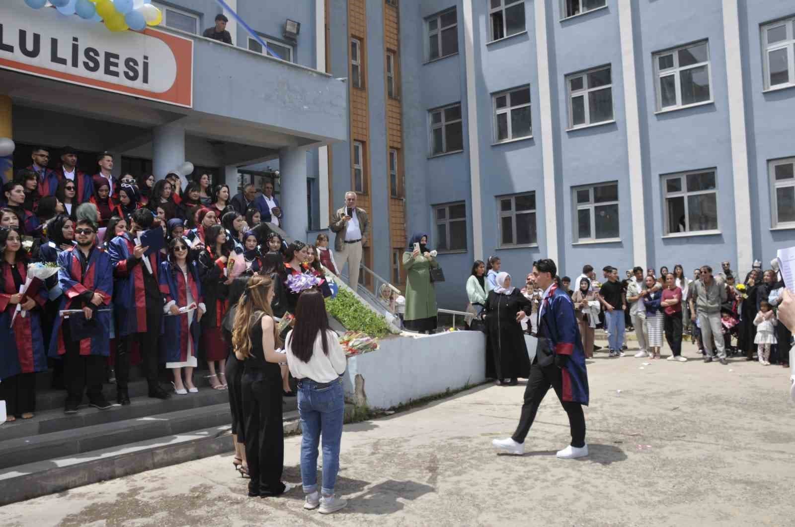 Bulanık Anadolu Lisesi’nde mezuniyet coşkusu