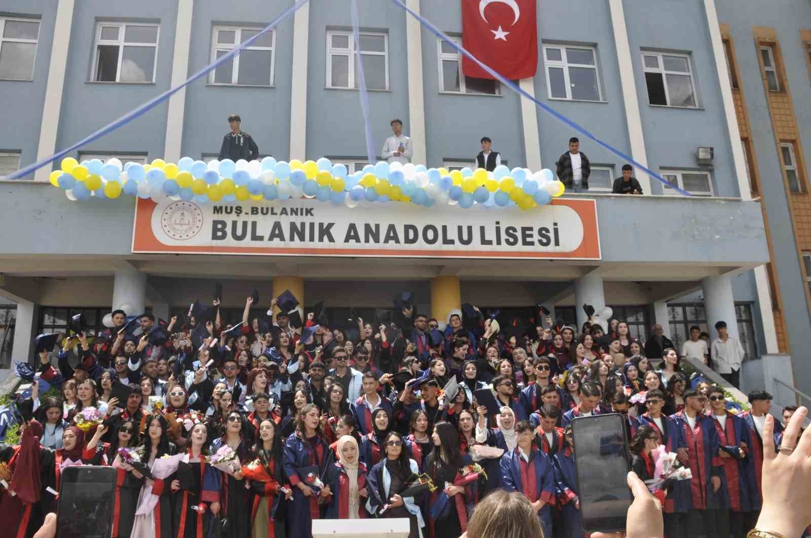 Bulanık Anadolu Lisesi’nde mezuniyet coşkusu
