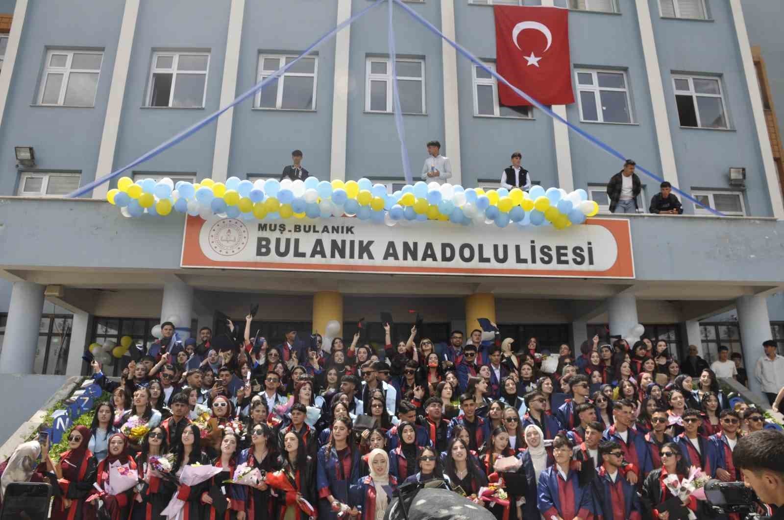 Bulanık Anadolu Lisesi’nde mezuniyet coşkusu