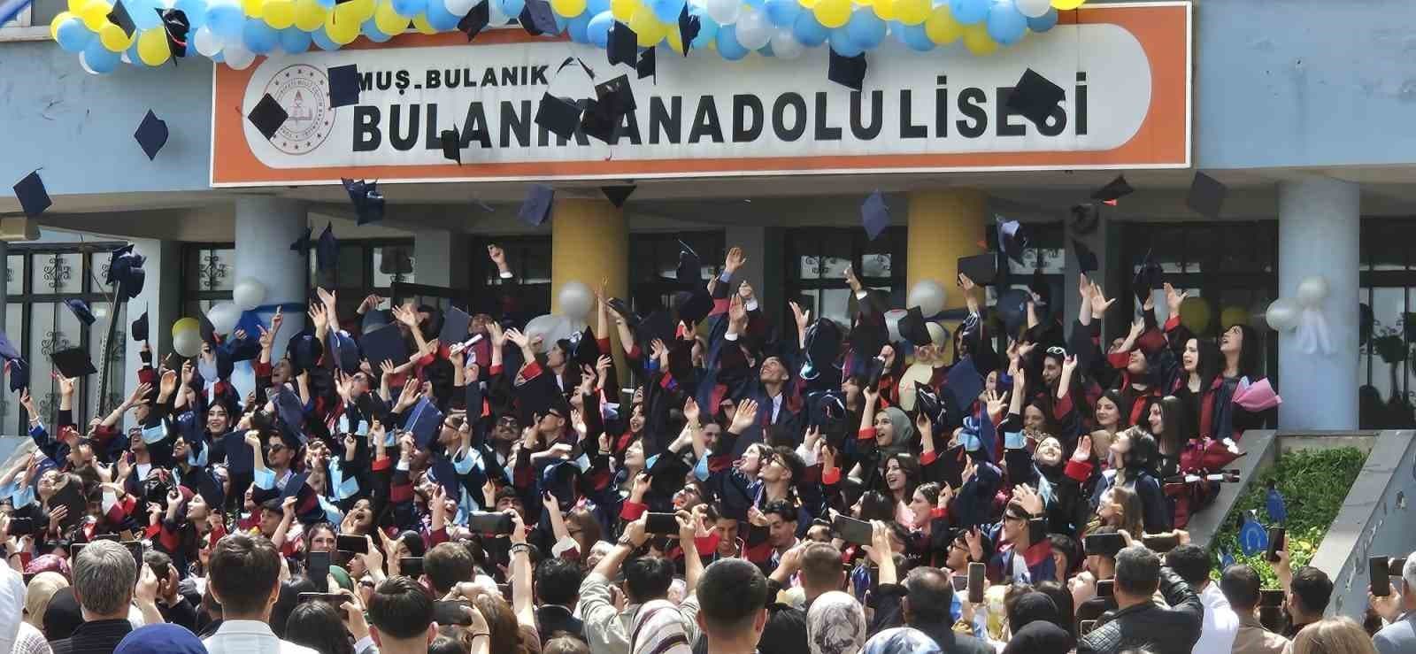 Bulanık Anadolu Lisesi’nde mezuniyet coşkusu