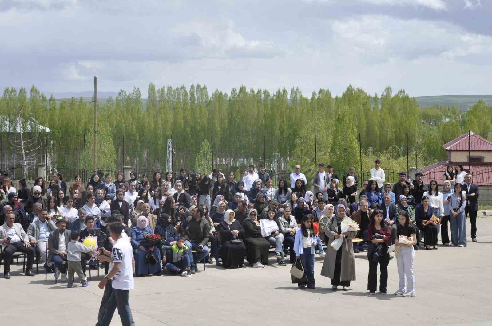 Bulanık Anadolu Lisesi’nde mezuniyet coşkusu