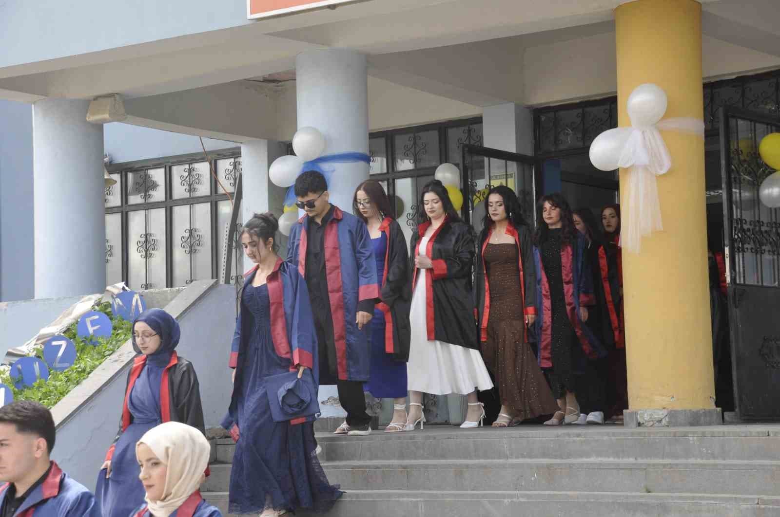 Bulanık Anadolu Lisesi’nde mezuniyet coşkusu
