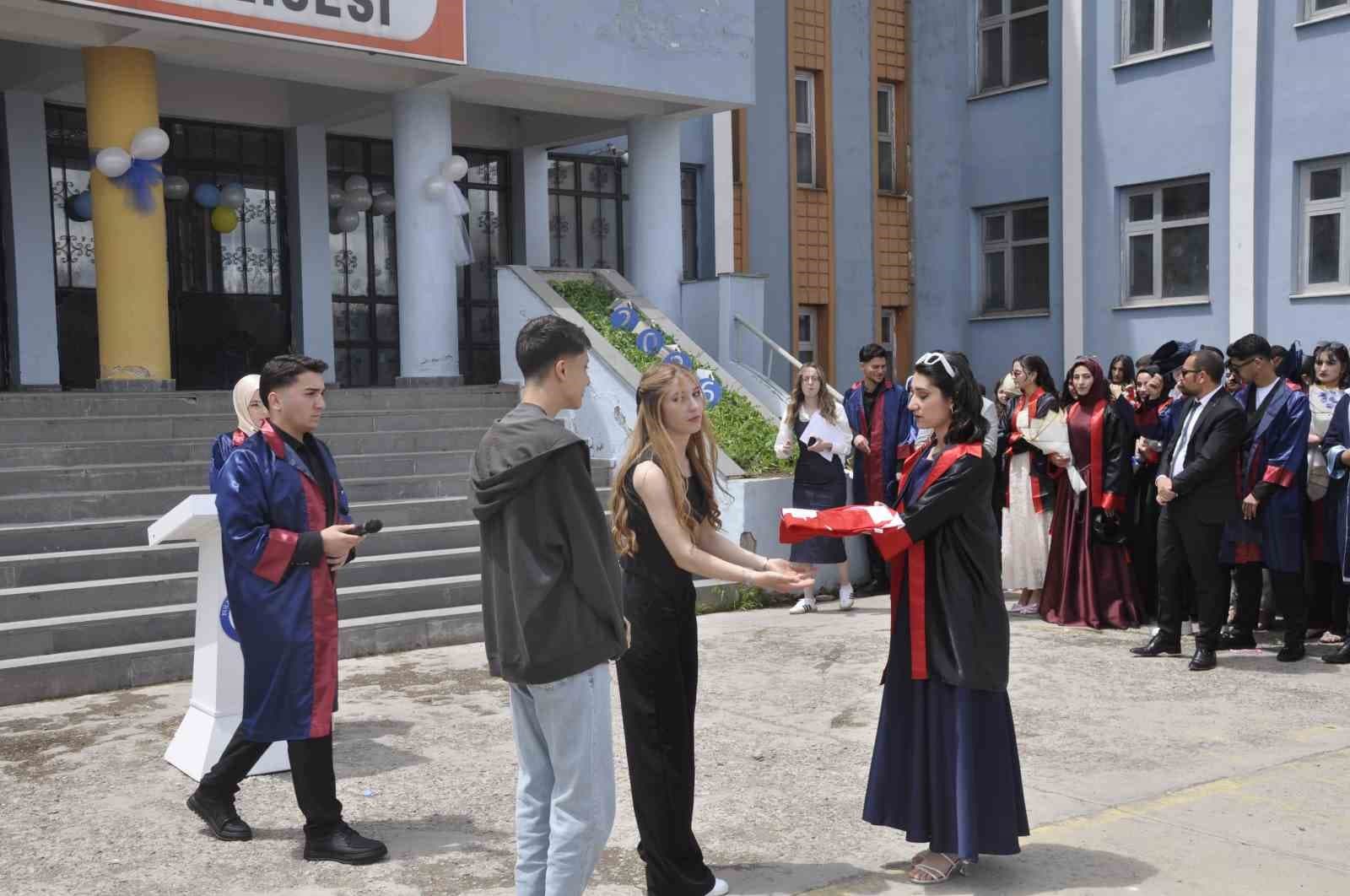 Bulanık Anadolu Lisesi’nde mezuniyet coşkusu