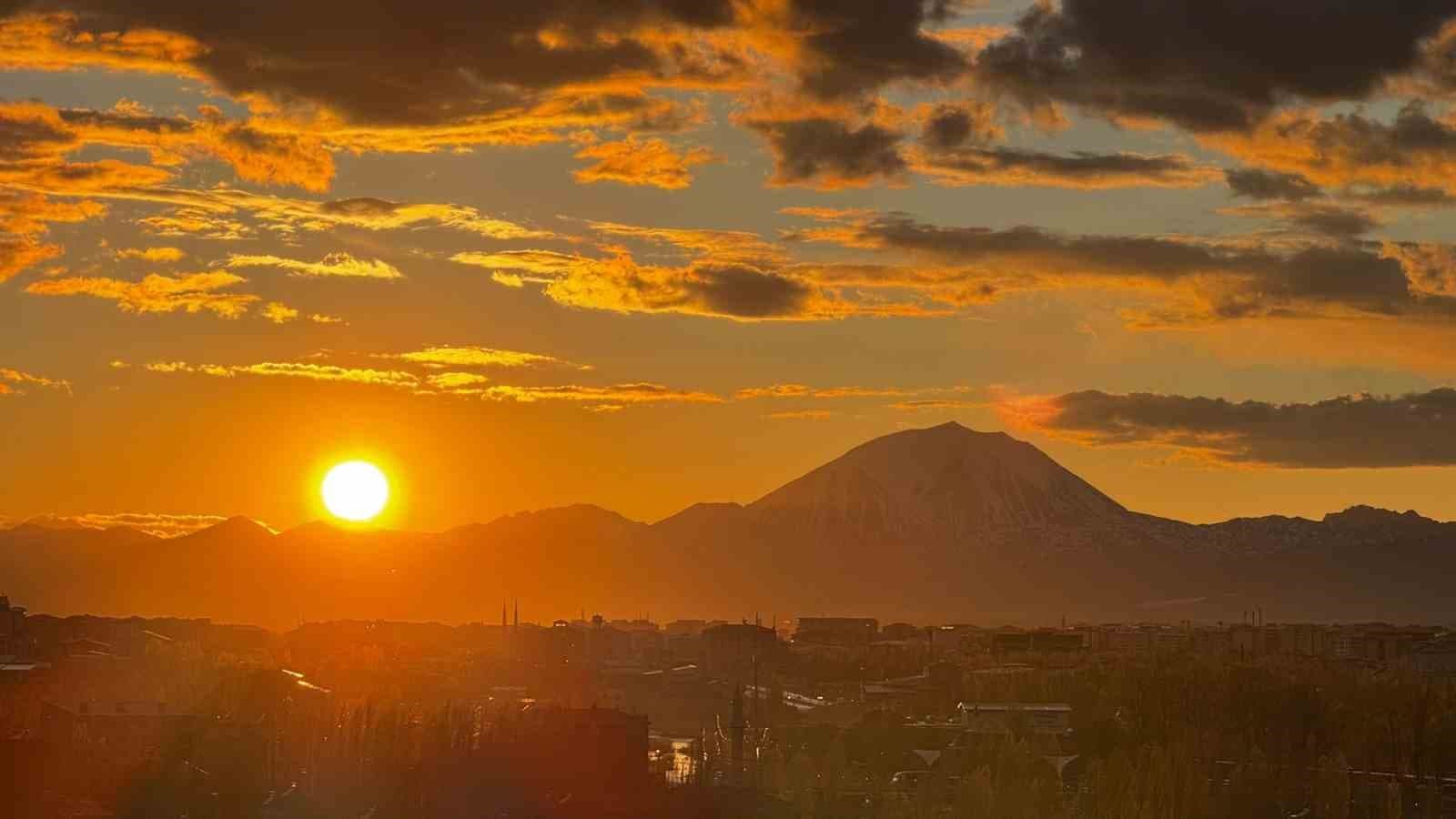 Ağrı’da gün batımı görsel şölen sundu