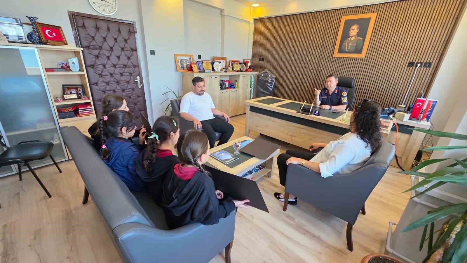 Esenköy’de öğrencilerden jandarmaya anlamlı ziyaret