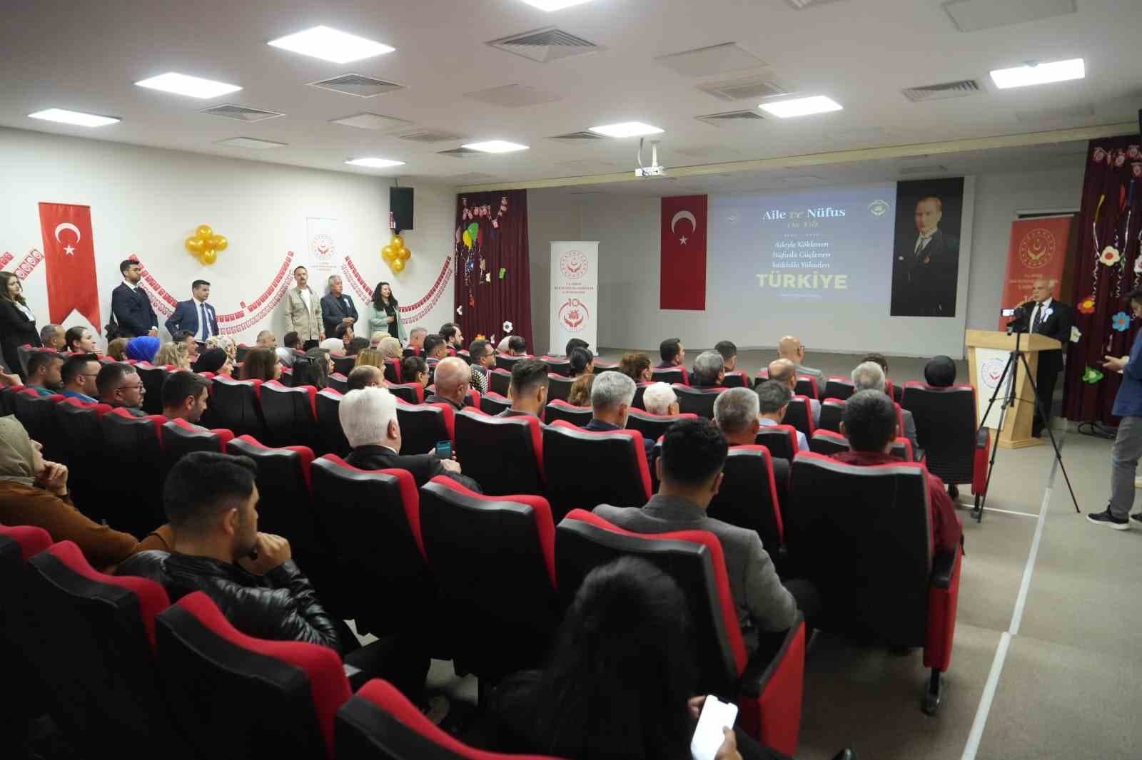 Niğde Vali Yardımcısı Divili: "Nüfusun kendini yenileme seviyesi 2,10’dur, konu 1 yıllık çalışmalarla çözülebilecek konu olmaktan çıkmıştır"