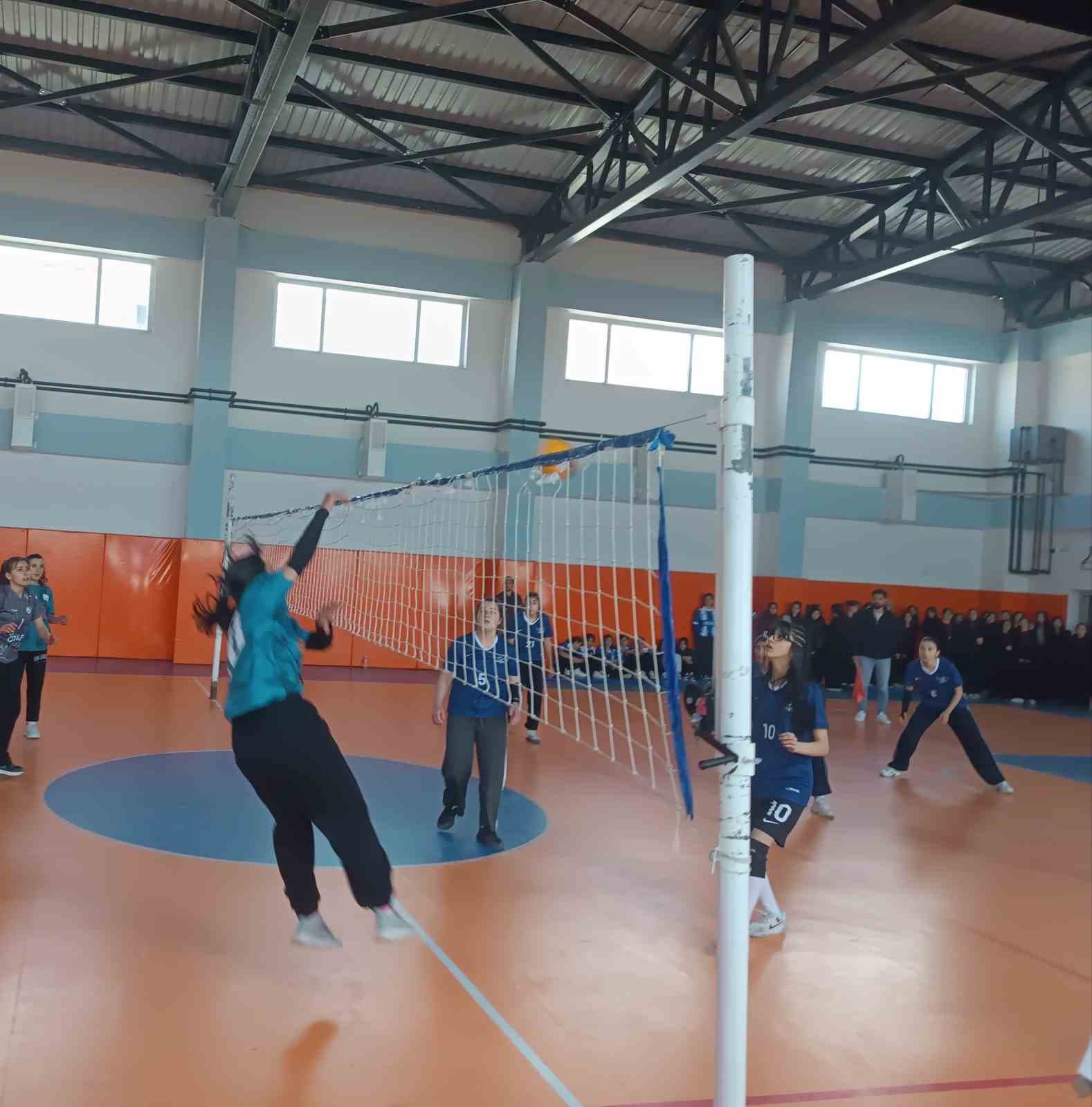 Özalp’te Liseler Arası Voleybol Turnuvası düzenlendi