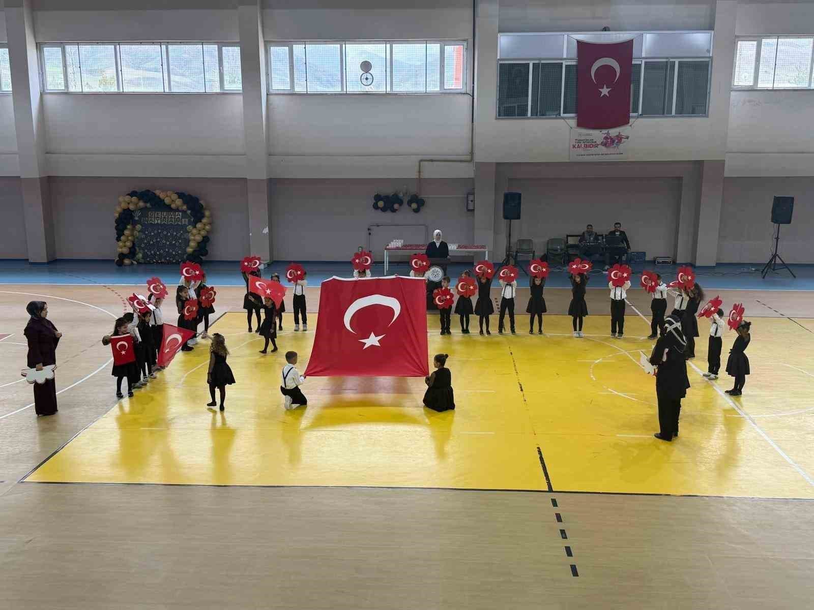 Kağızman’da okuma bayramı coşkusu: Minik öğrencilerden muhteşem gösteri