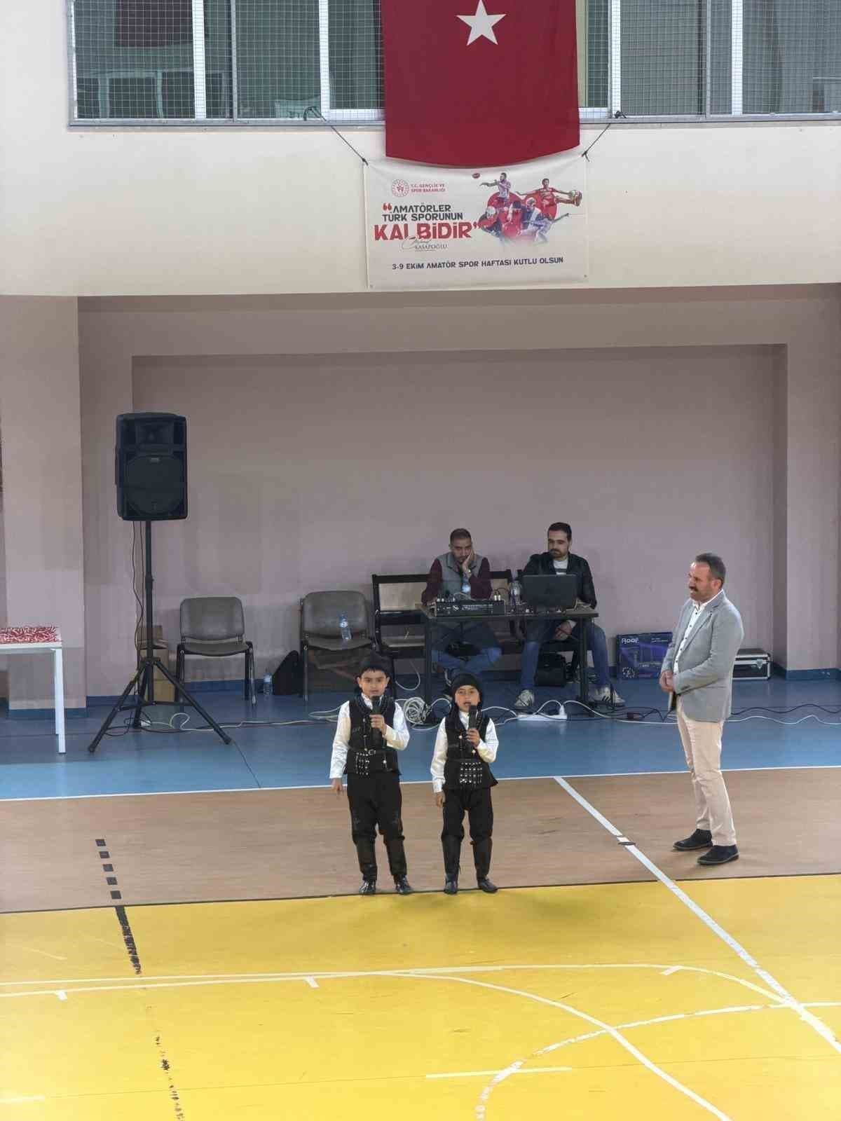 Kağızman’da okuma bayramı coşkusu: Minik öğrencilerden muhteşem gösteri