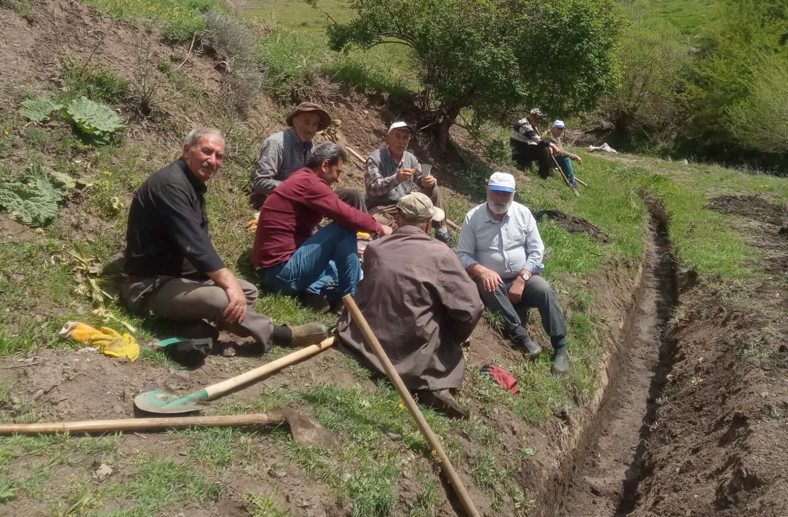 Köylülerden imece usulü su kanalı temizliği