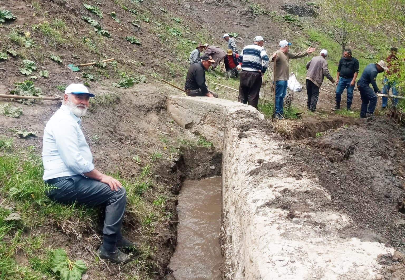 Köylülerden imece usulü su kanalı temizliği