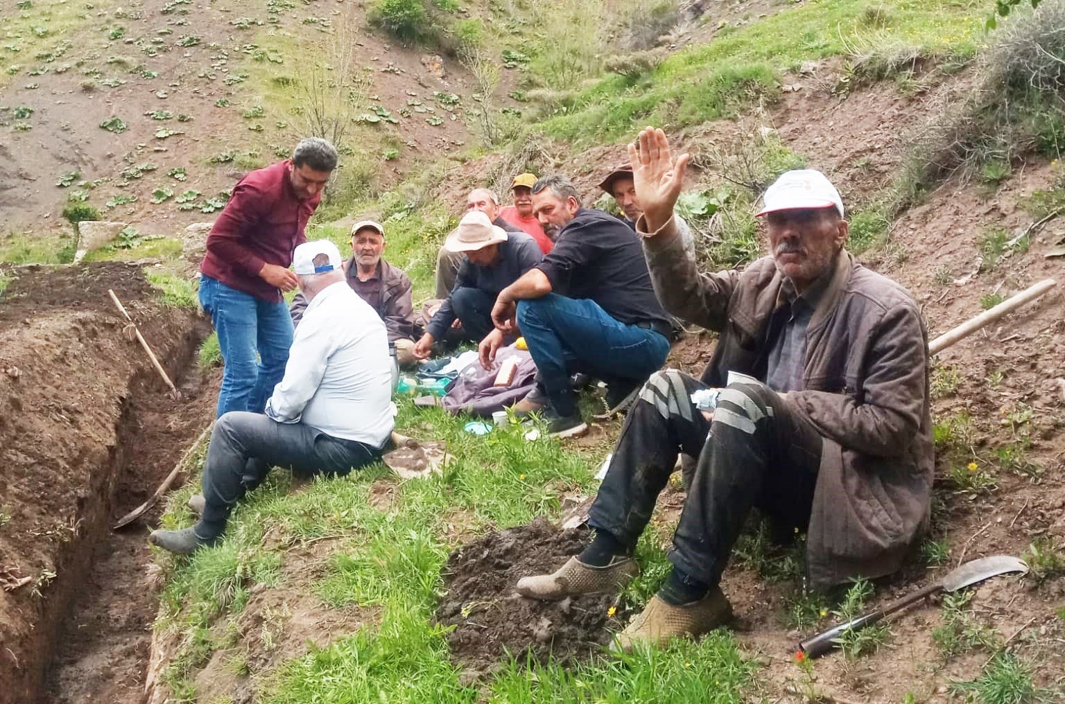 Köylülerden imece usulü su kanalı temizliği