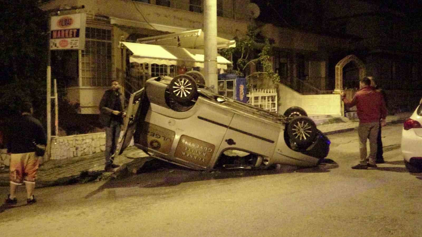 Kaza sonrası ters dönen araçtan sızan akaryakıt paniğe neden oldu
