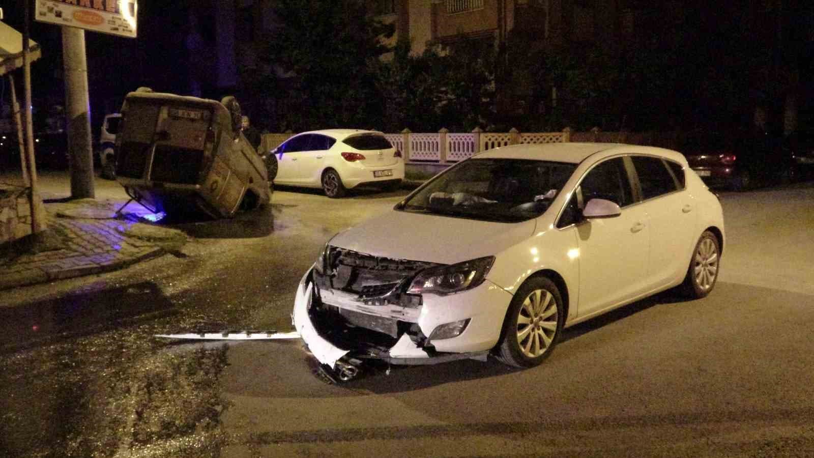 Kaza sonrası ters dönen araçtan sızan akaryakıt paniğe neden oldu