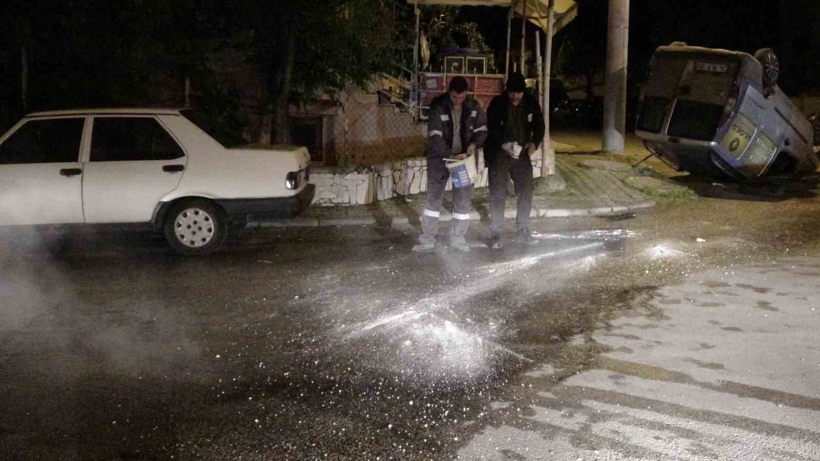 Kaza sonrası ters dönen araçtan sızan akaryakıt paniğe neden oldu