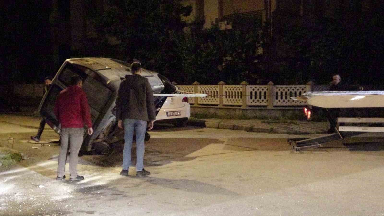 Kaza sonrası ters dönen araçtan sızan akaryakıt paniğe neden oldu