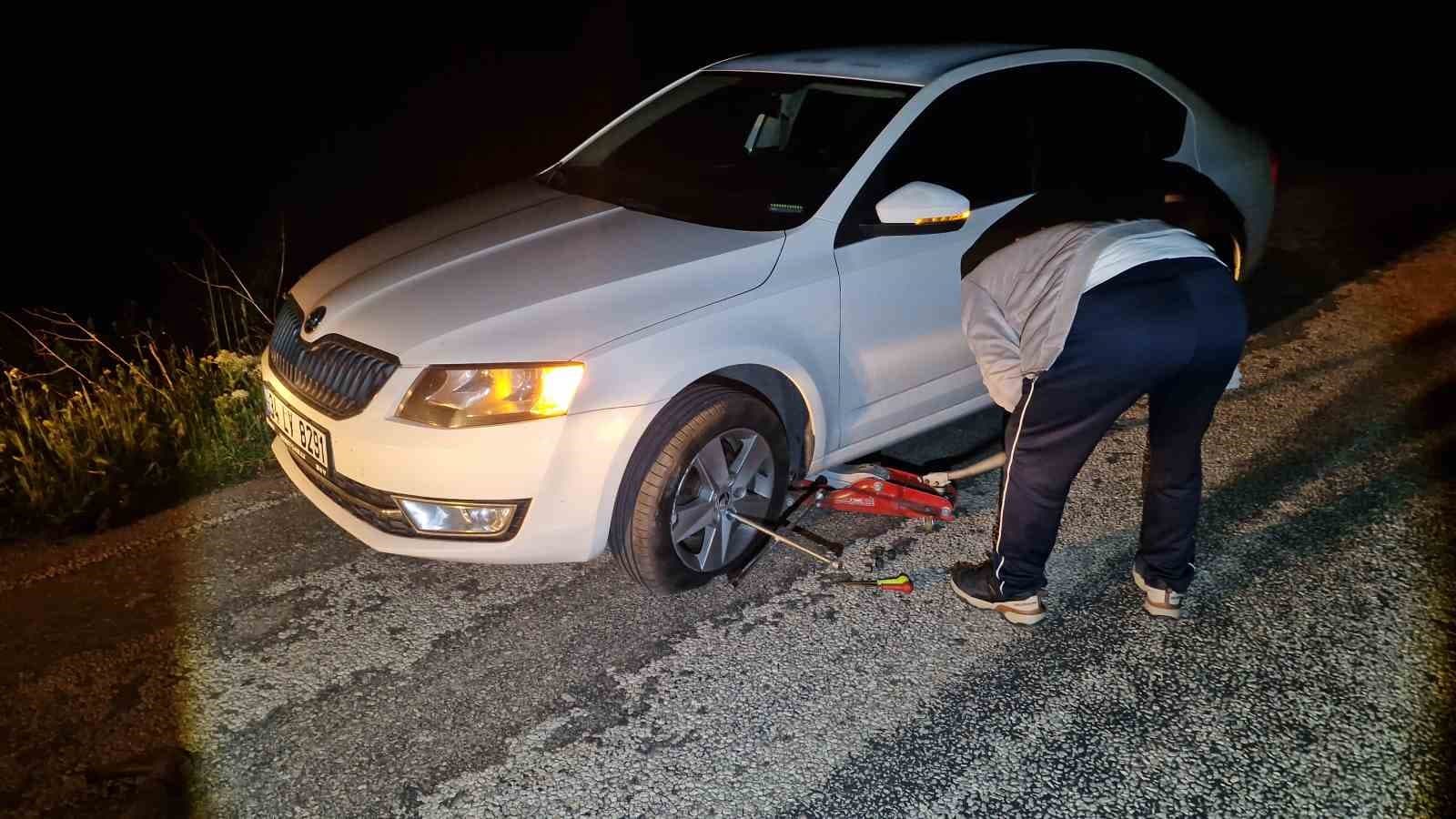 Çukurlara giren 5 aracın lastiği patladı