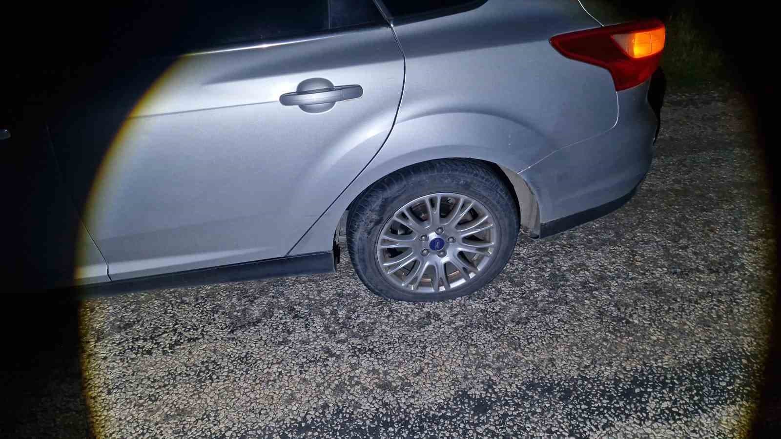 Çukurlara giren 5 aracın lastiği patladı