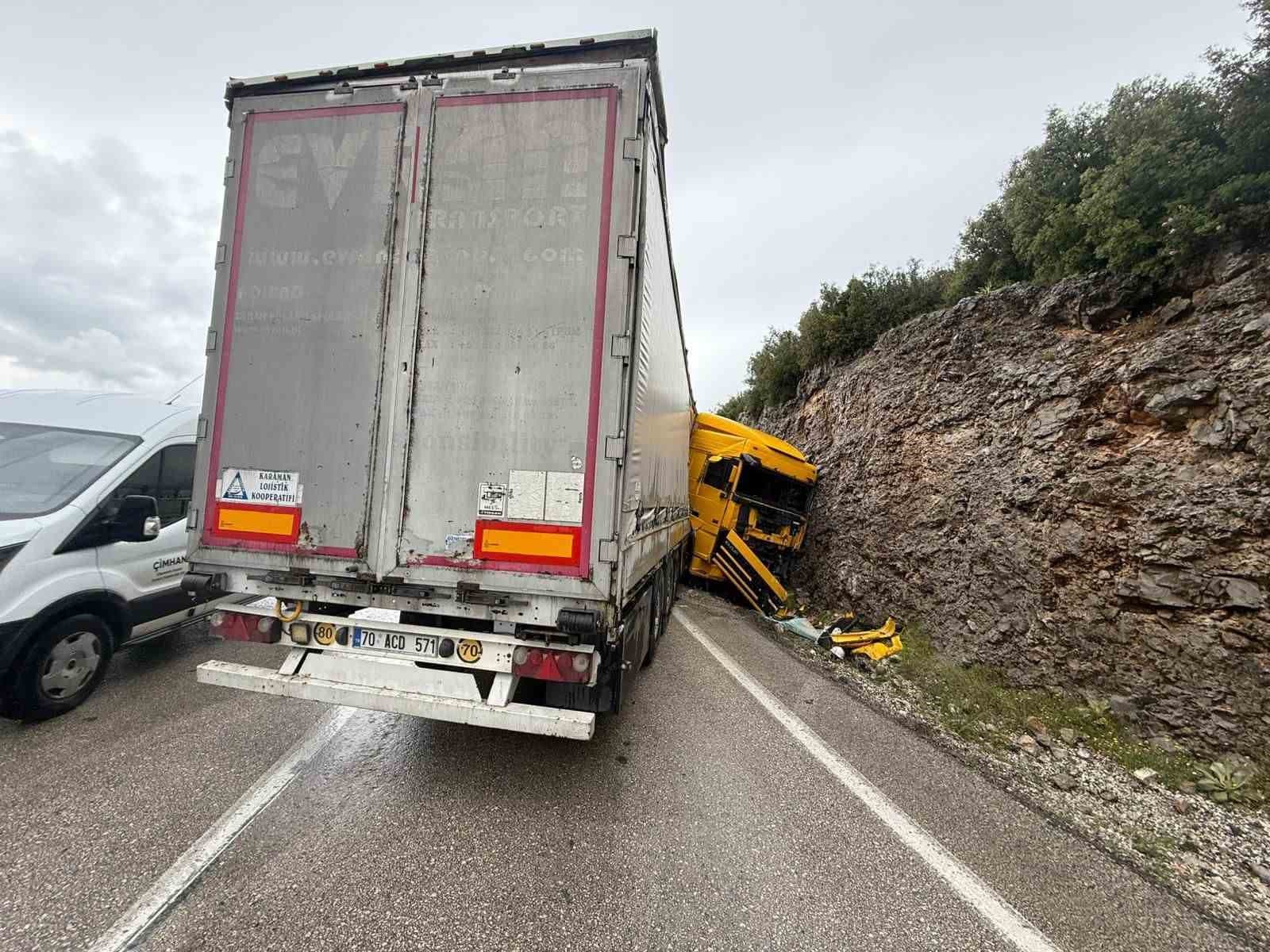Makaslayan tır yol kenarındaki kayalıklara çarptı: 1 yaralı
