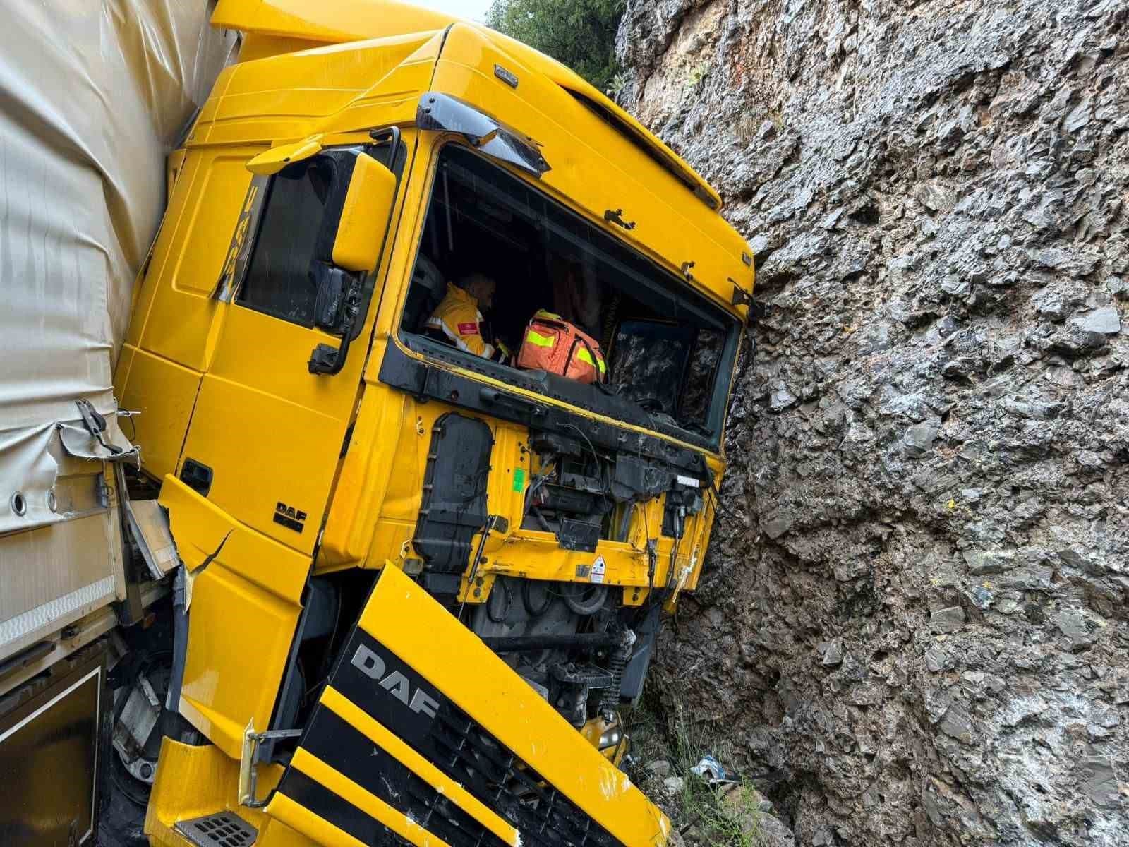 Makaslayan tır yol kenarındaki kayalıklara çarptı: 1 yaralı