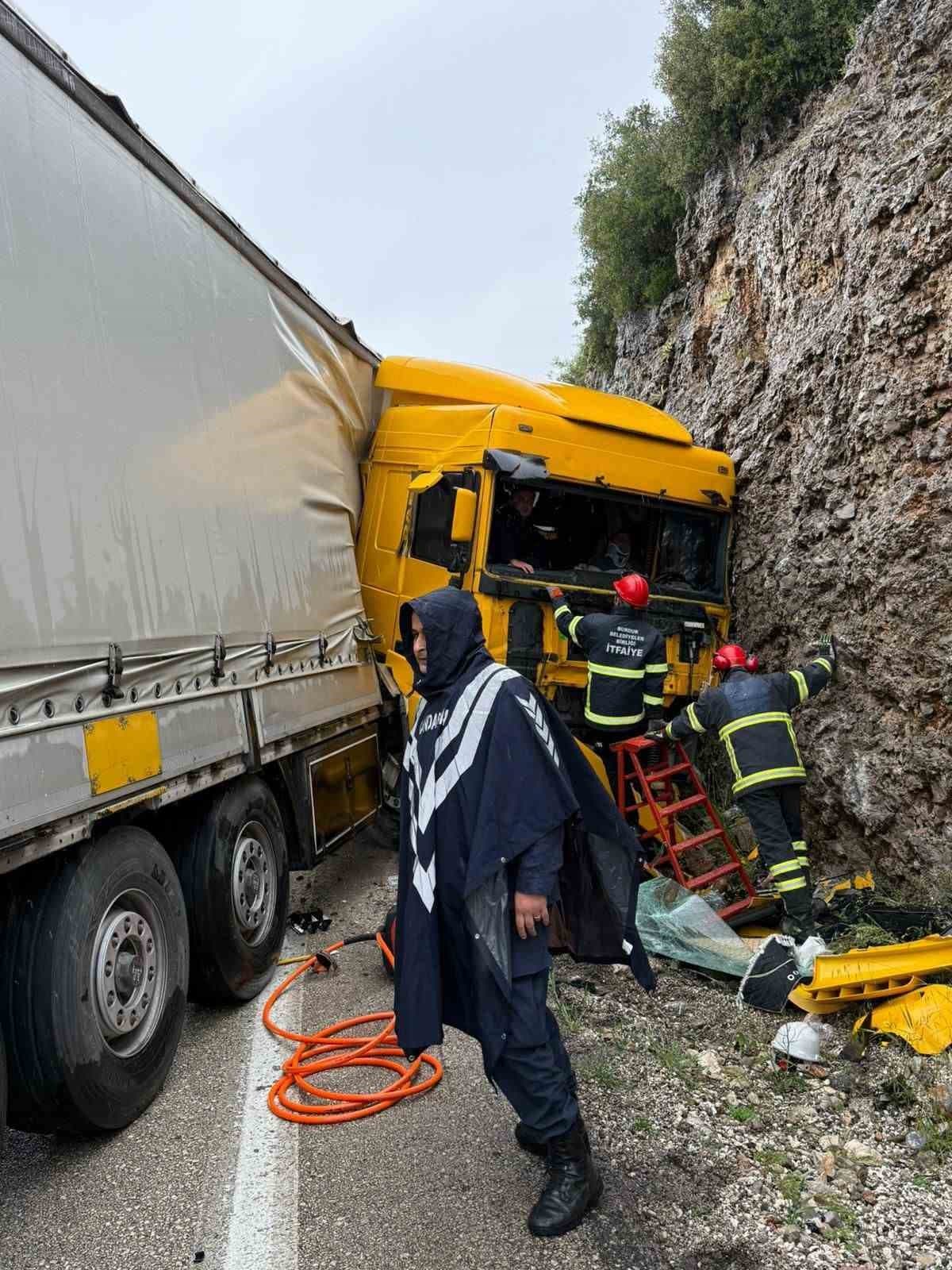 Makaslayan tır yol kenarındaki kayalıklara çarptı: 1 yaralı