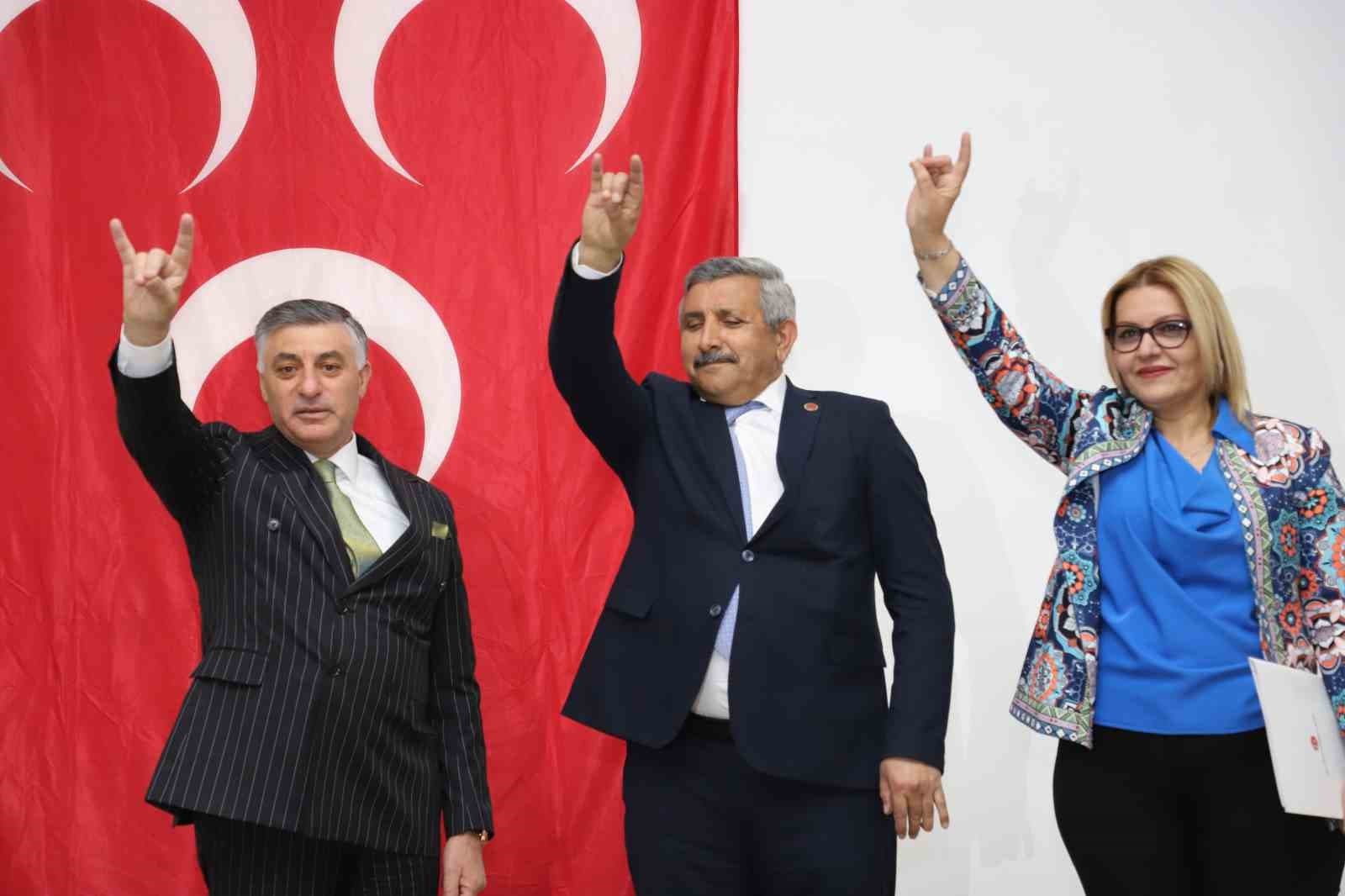 MHP ilçe başkanı Gündoğdu mazbatasını alarak göreve başladı