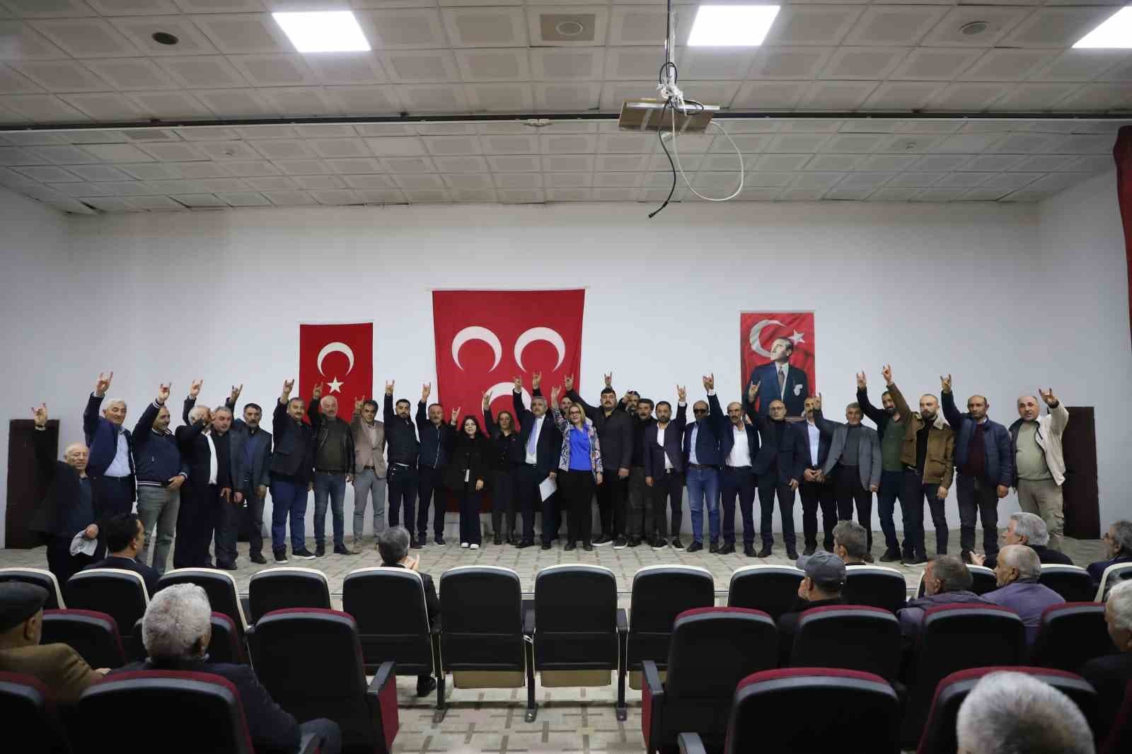 MHP ilçe başkanı Gündoğdu mazbatasını alarak göreve başladı