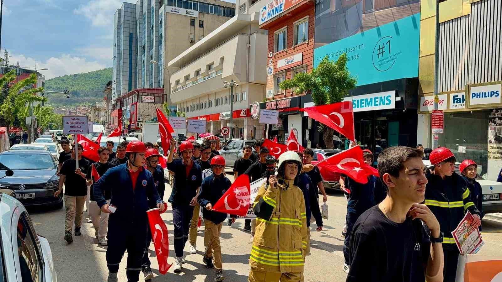 Meslek liseliler mehteran eşliğinde yürüyüp, mesleklerini anlattılar