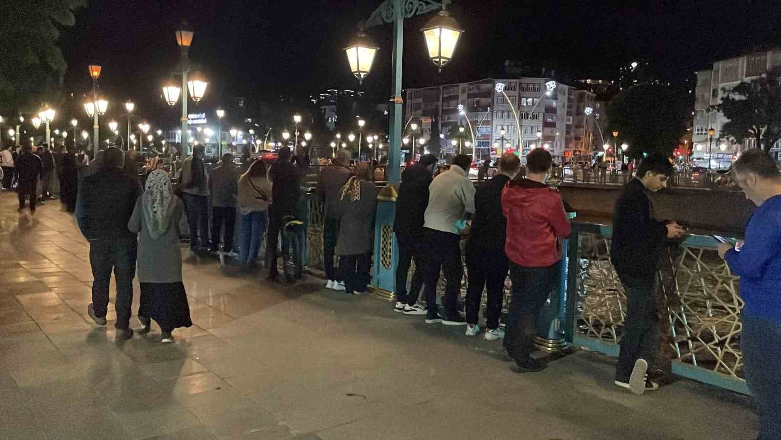 Yeşilırmak’ta su seviyesi yükseldi: Vatandaşlar tehlikeye rağmen köprüye akın etti