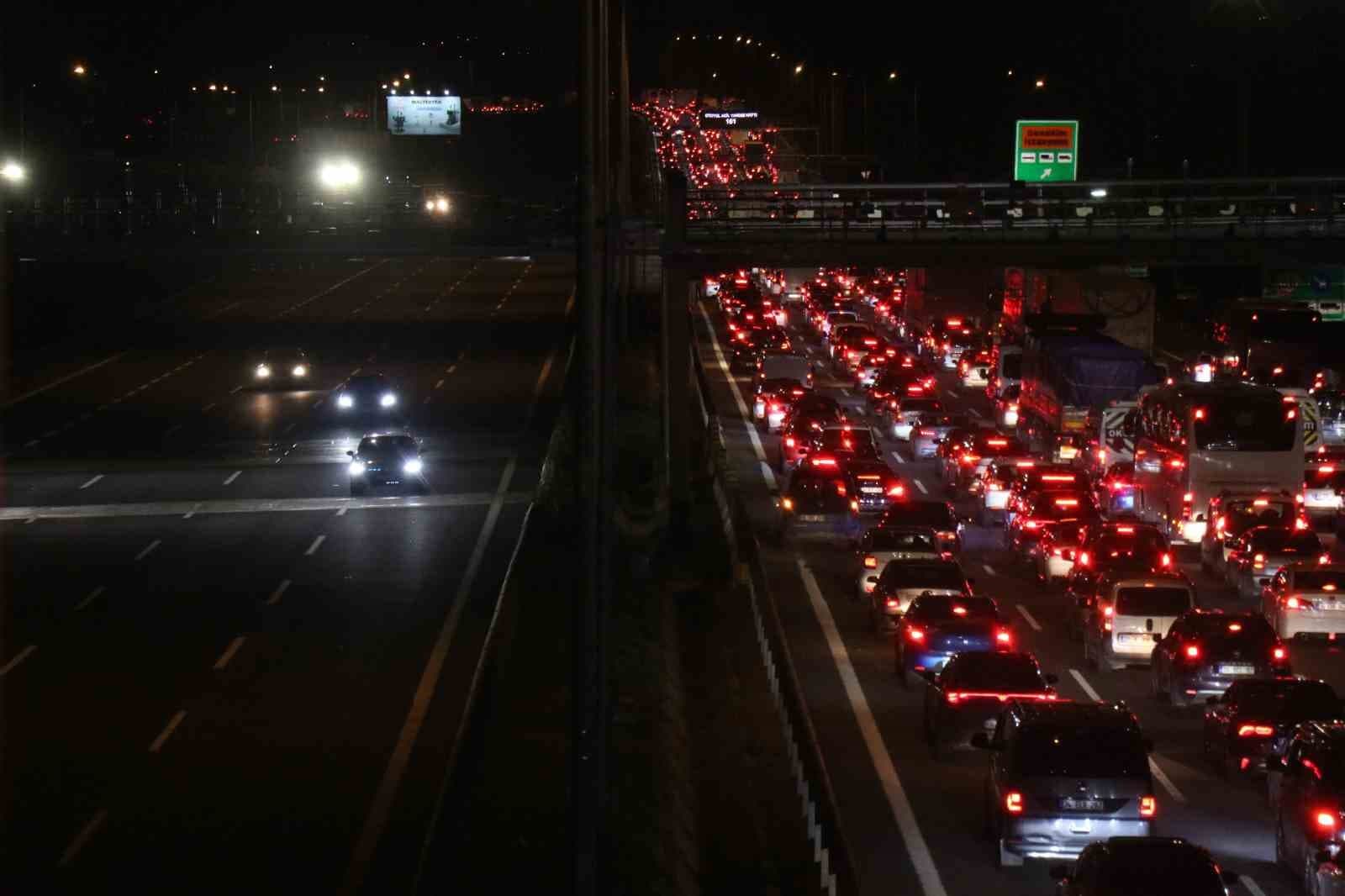 Bayram göçü başladı: Otoyolların kesişim noktasında trafik durdu
