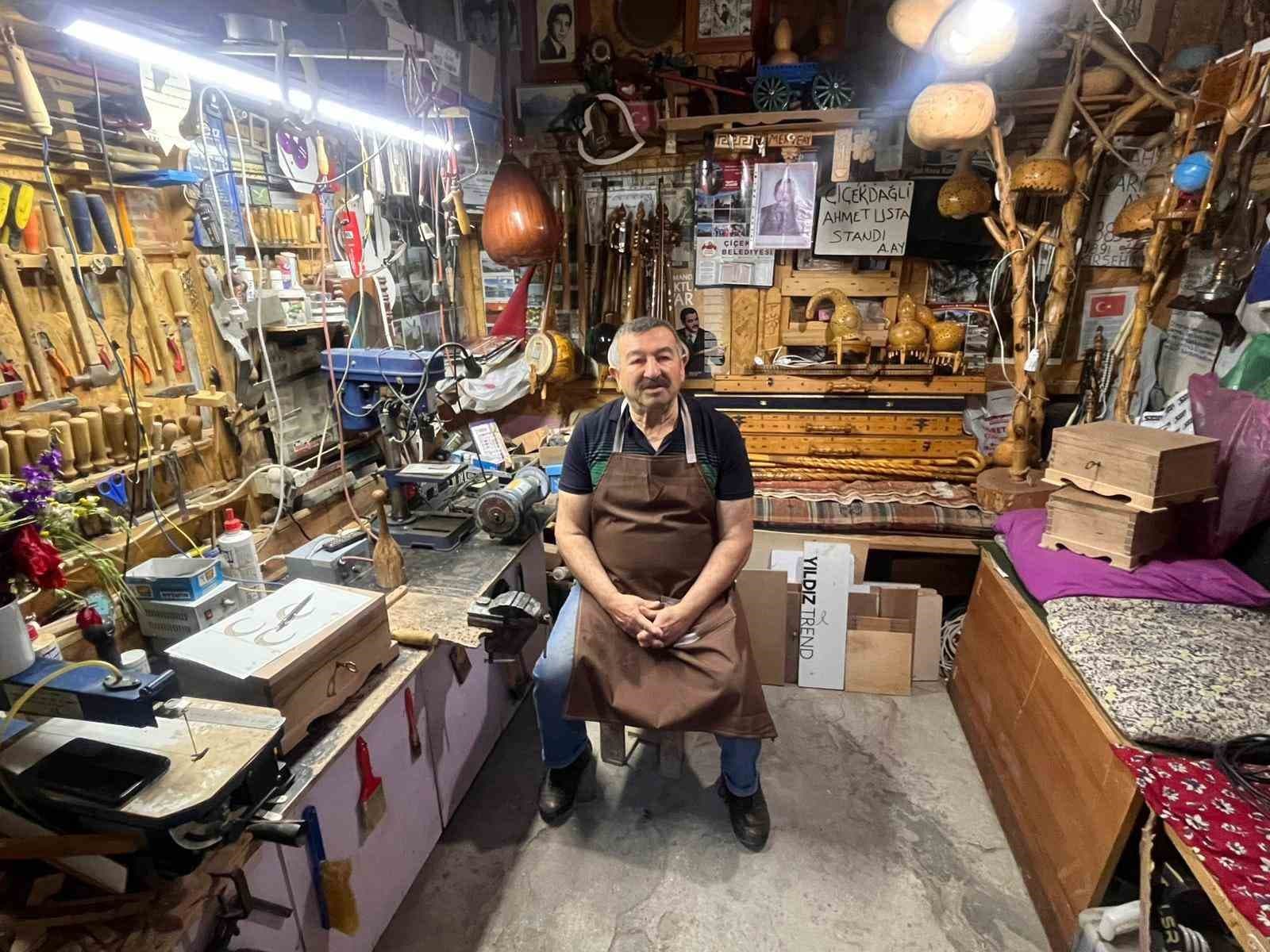 El emeği ahşap eserlerle evini sanat galerisine çevirdi