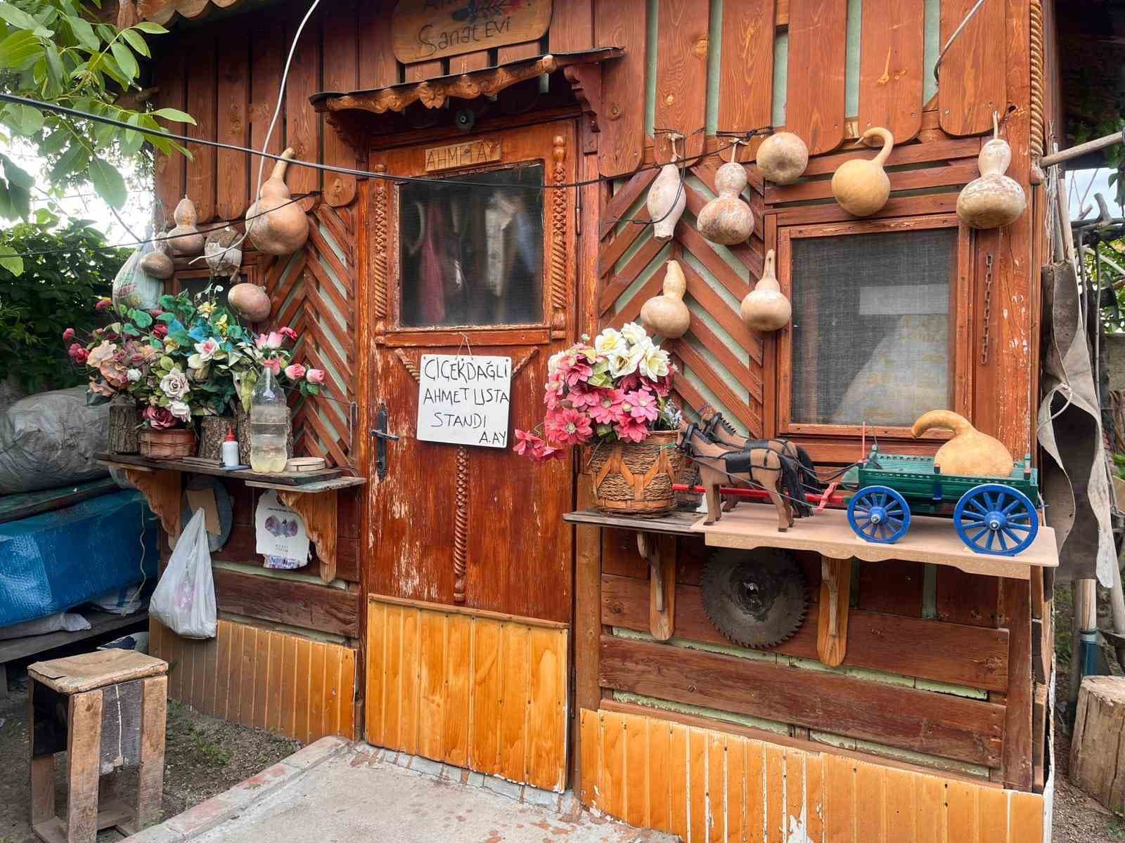 El emeği ahşap eserlerle evini sanat galerisine çevirdi