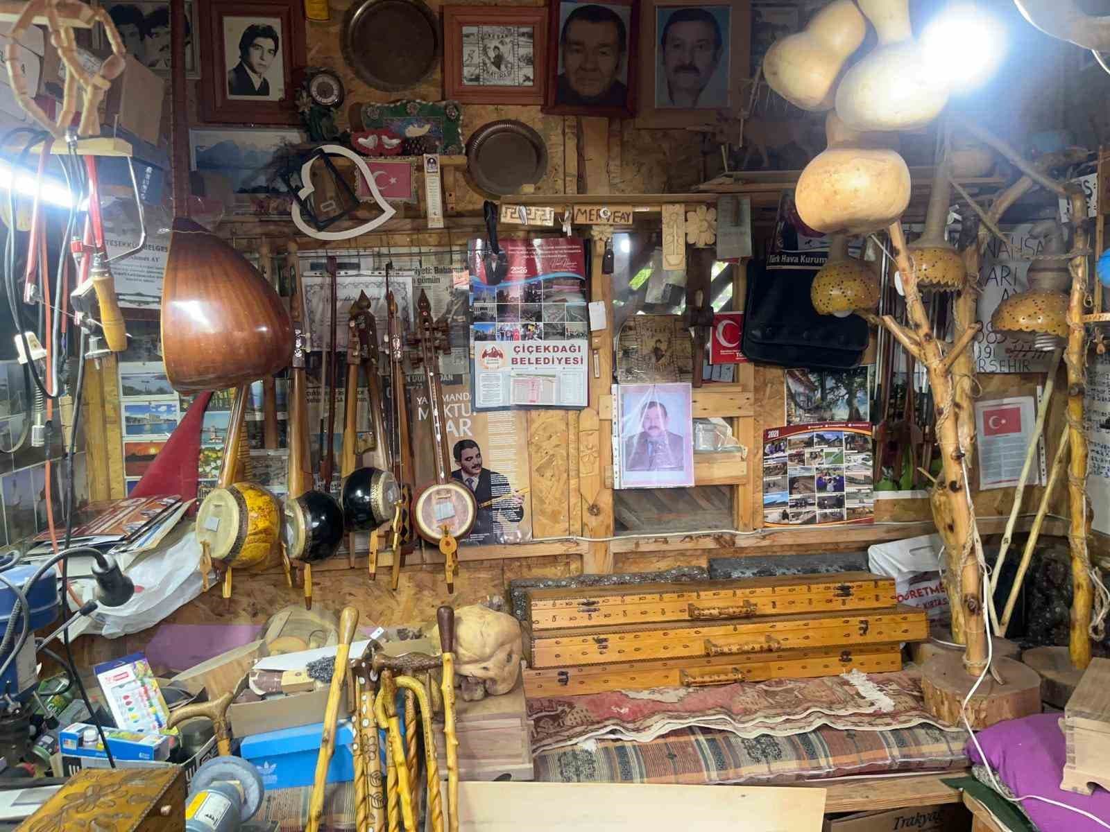 El emeği ahşap eserlerle evini sanat galerisine çevirdi