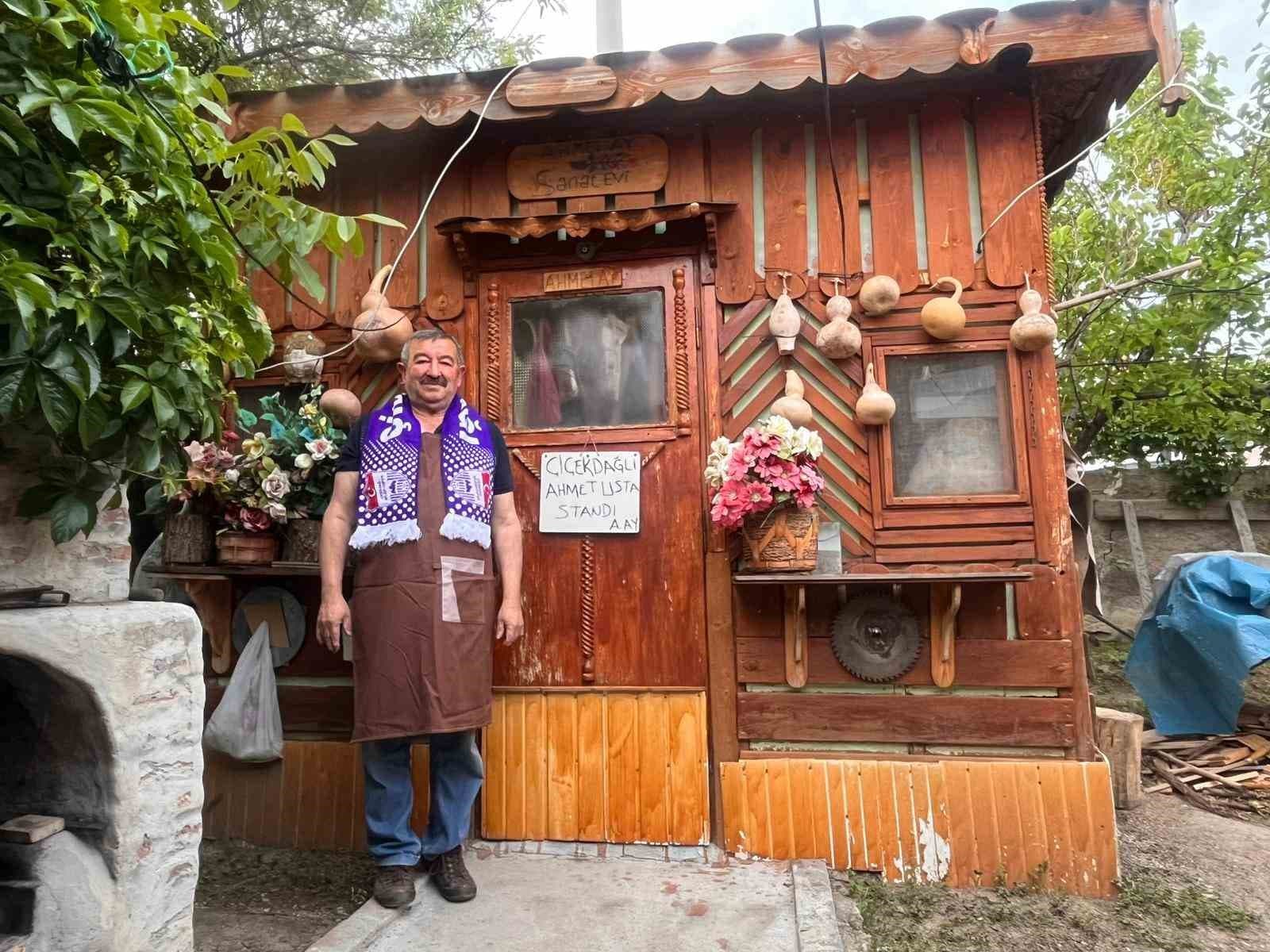 El emeği ahşap eserlerle evini sanat galerisine çevirdi