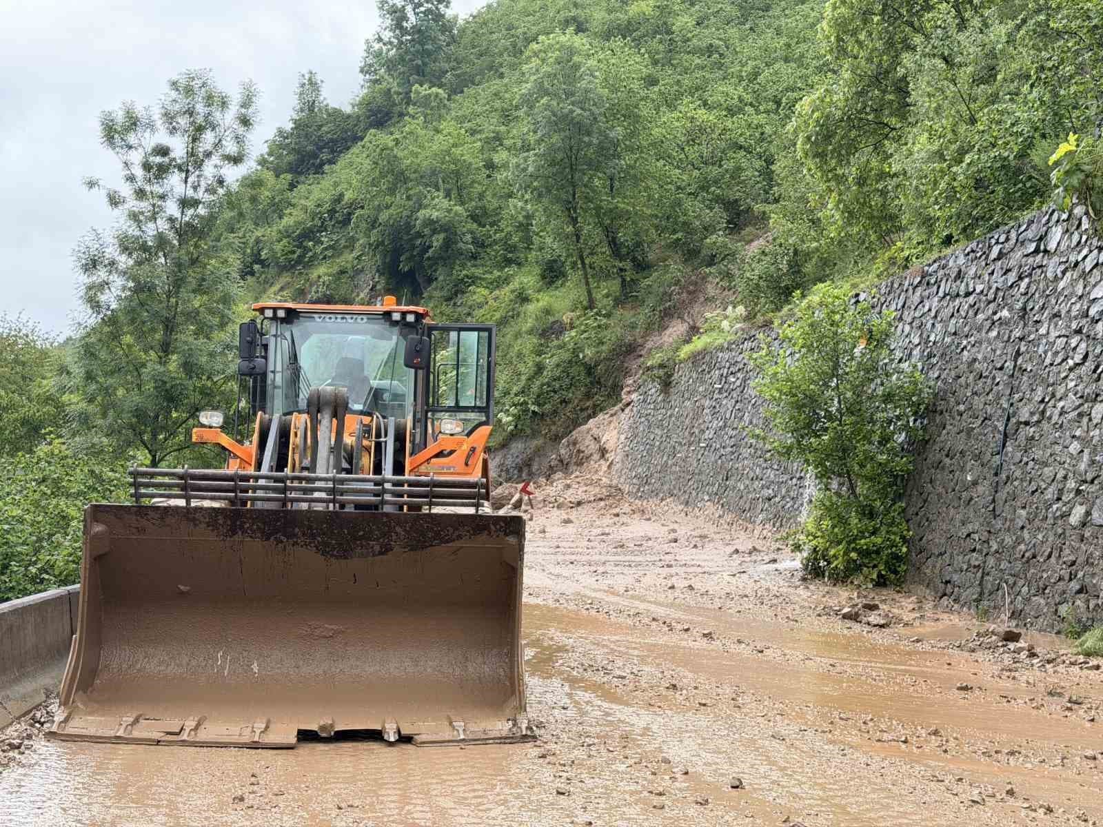 Ordu’da heyelanlar nedeniyle bazı yollar ulaşıma kapandı