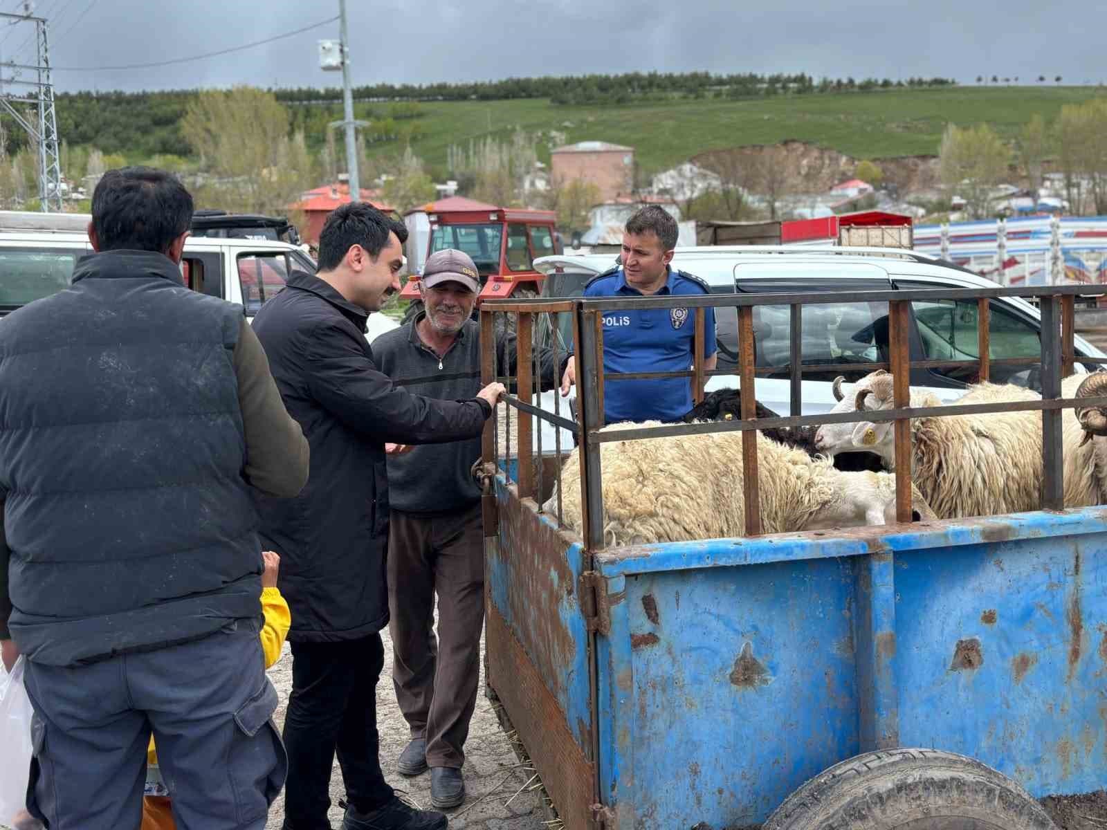 Kaymakam Tutal’dan Kurban Pazarı ziyareti
