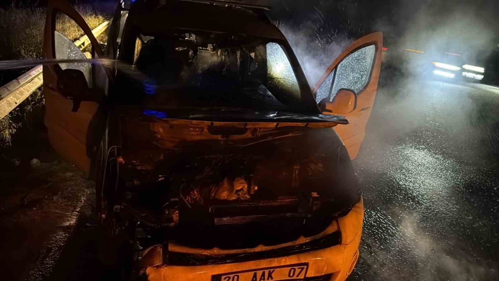 Osmaniye’de bir ticari araç seyir halindeyken yandı