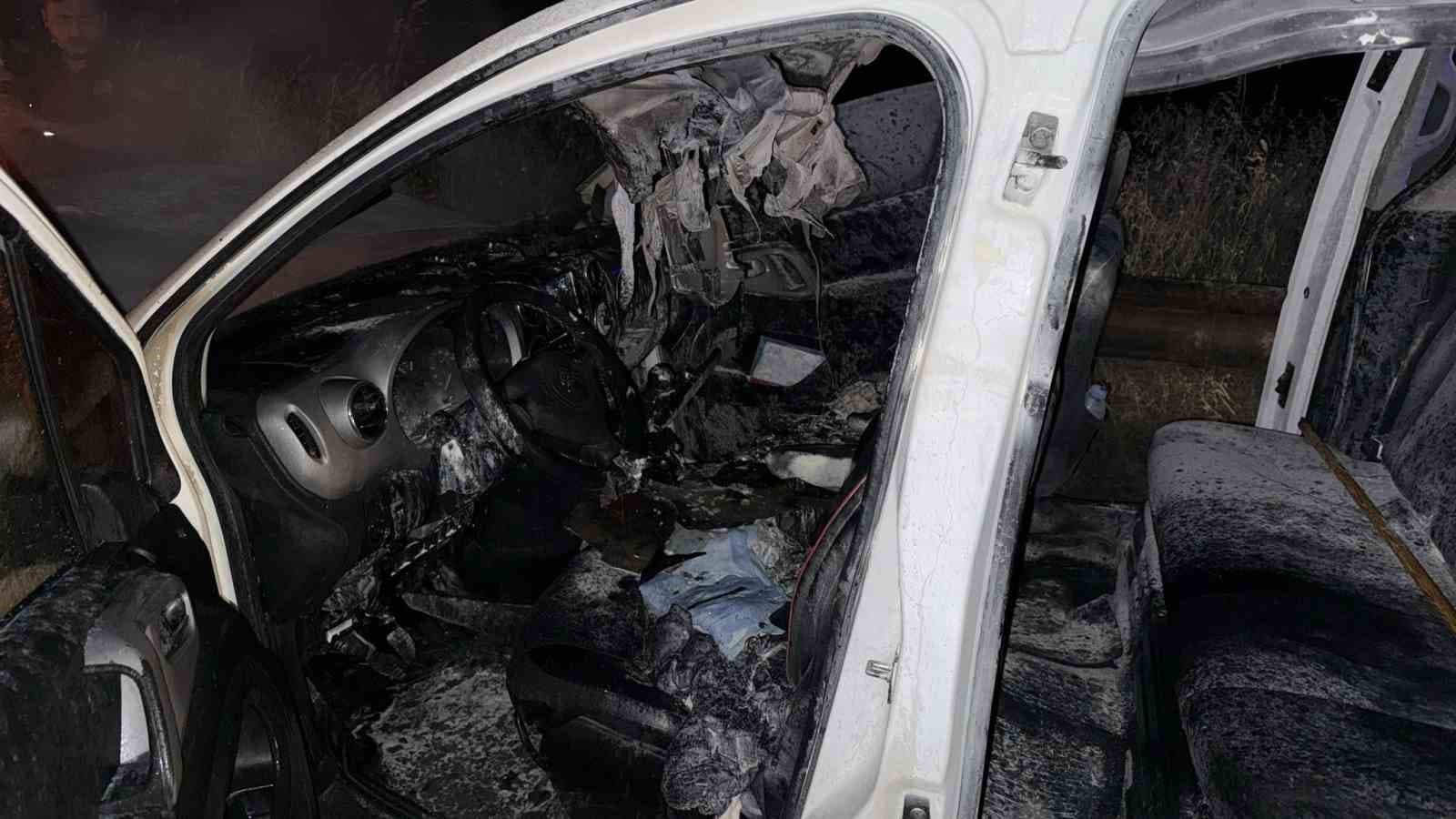 Osmaniye’de bir ticari araç seyir halindeyken yandı