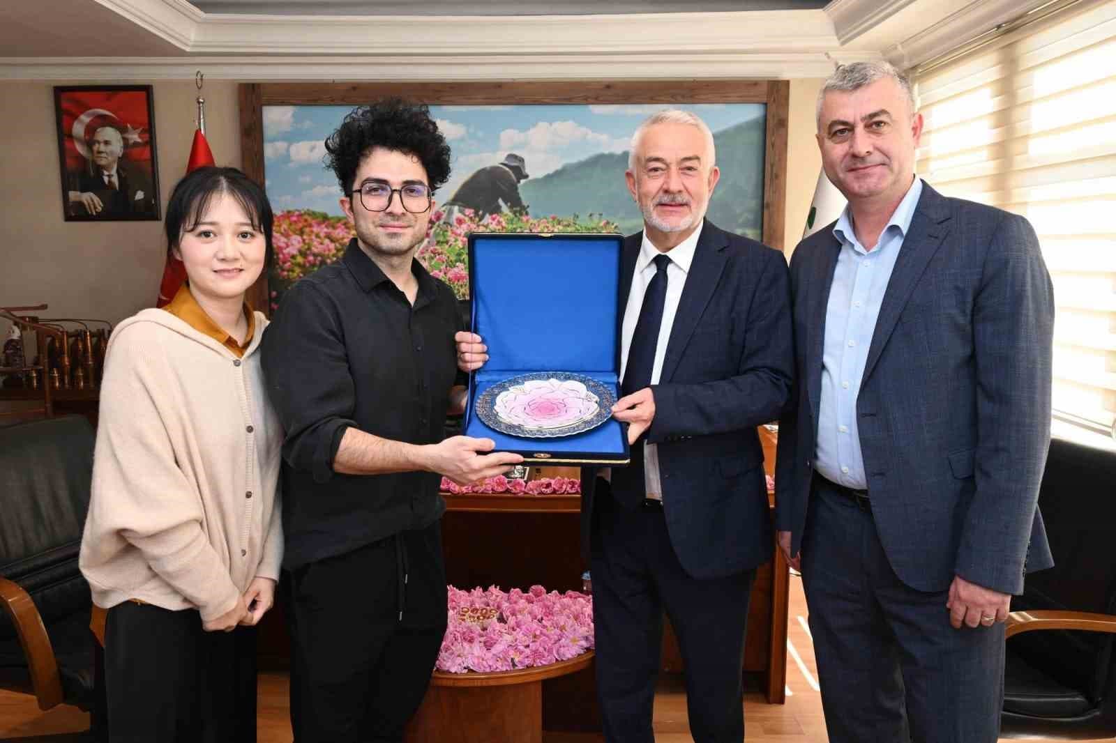 Başkan Başdeğirmen, Çin’de 40 milyon takipçili fenomene Isparta gülünü anlattı