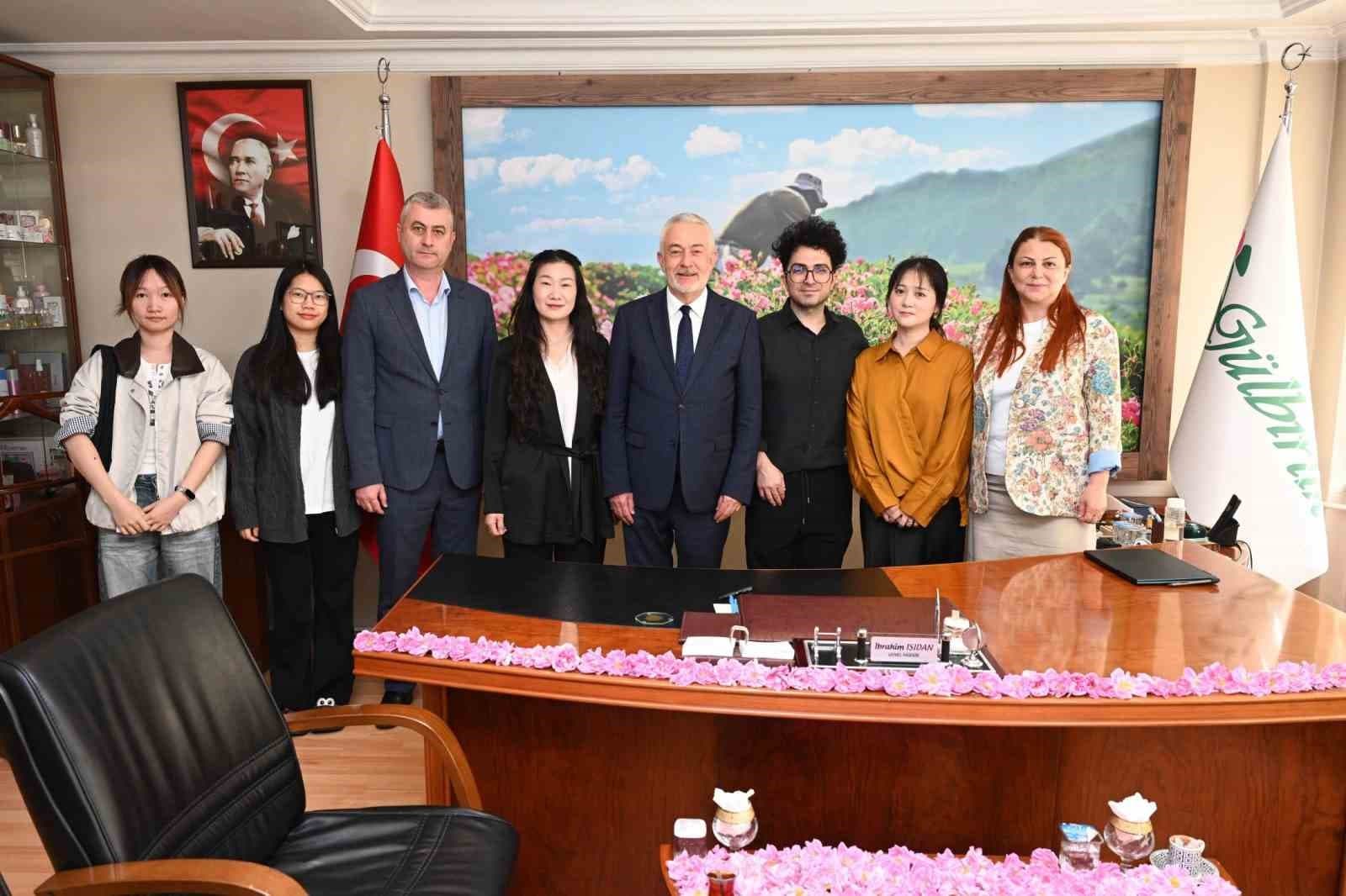Başkan Başdeğirmen, Çin’de 40 milyon takipçili fenomene Isparta gülünü anlattı