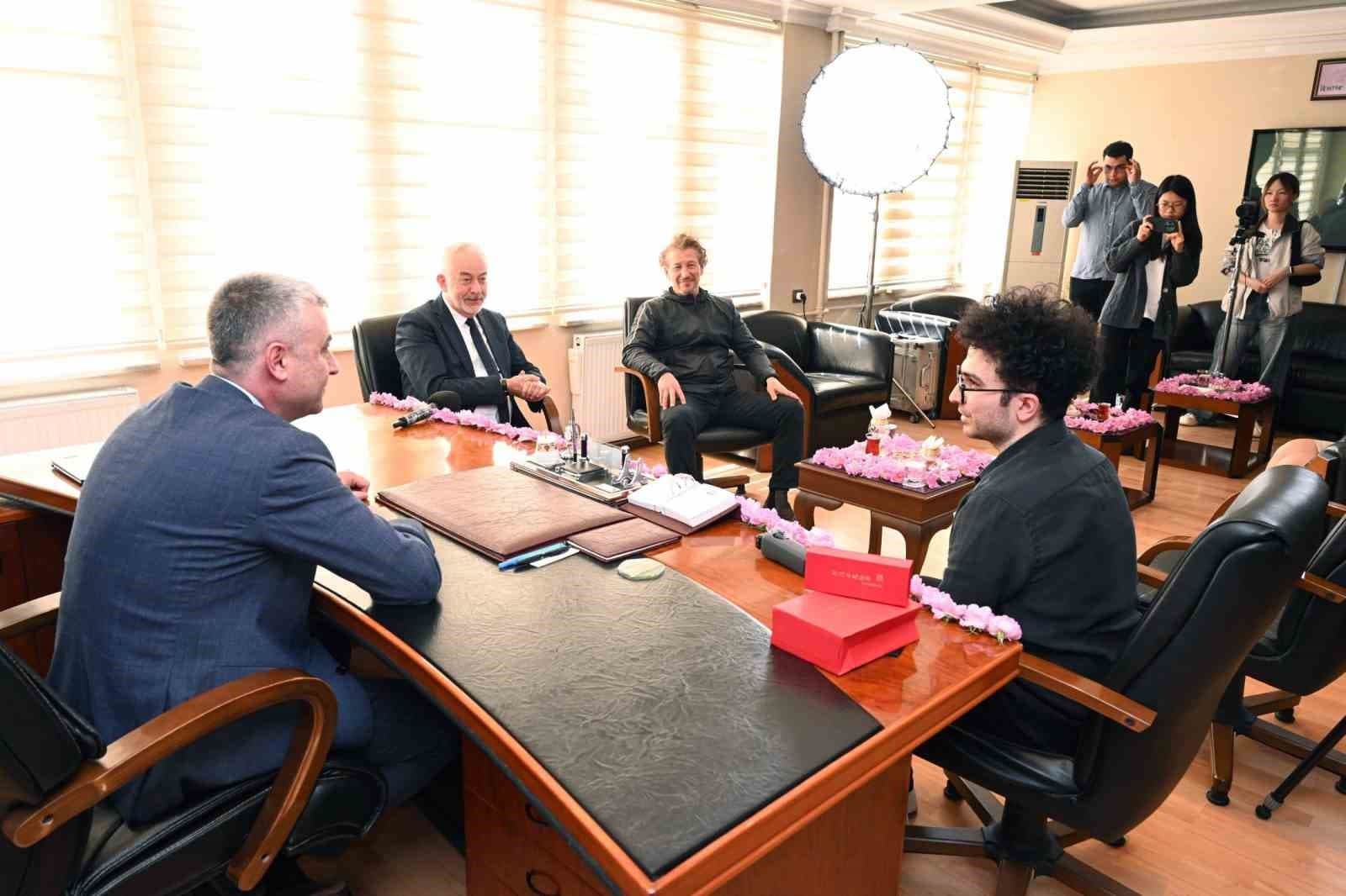 Başkan Başdeğirmen, Çin’de 40 milyon takipçili fenomene Isparta gülünü anlattı