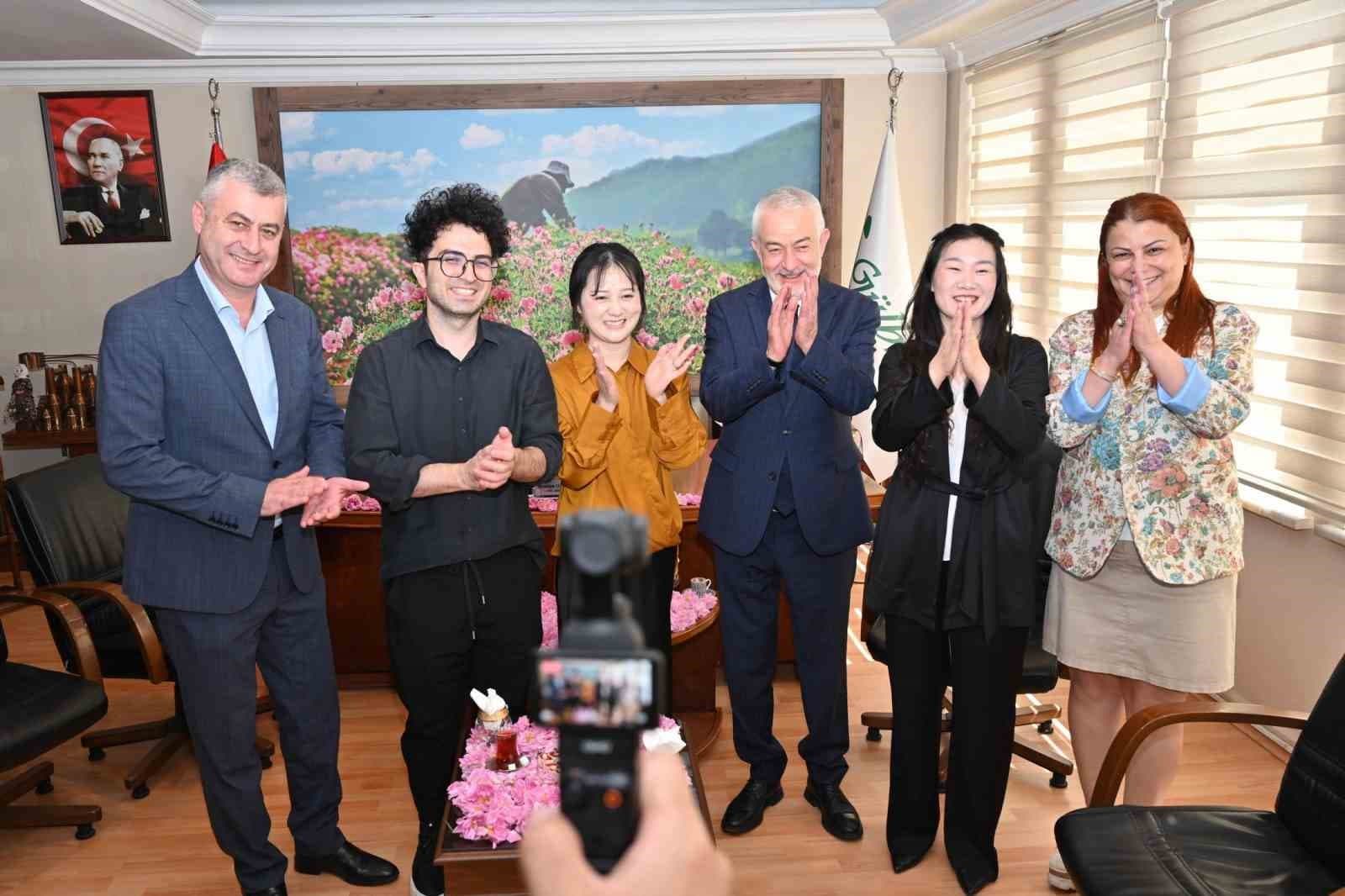 Başkan Başdeğirmen, Çin’de 40 milyon takipçili fenomene Isparta gülünü anlattı