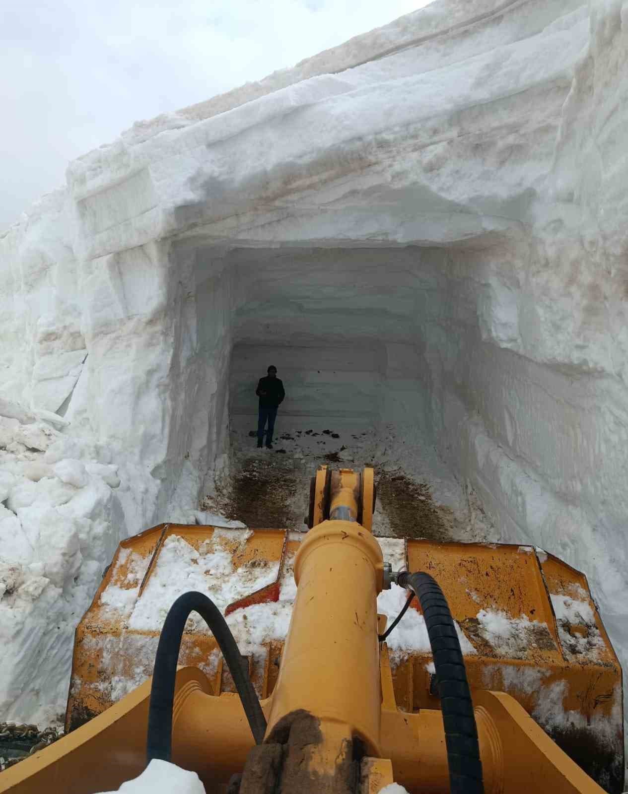Bingöl’de kar tünelleri arasında yol açma mesaisi sürüyor