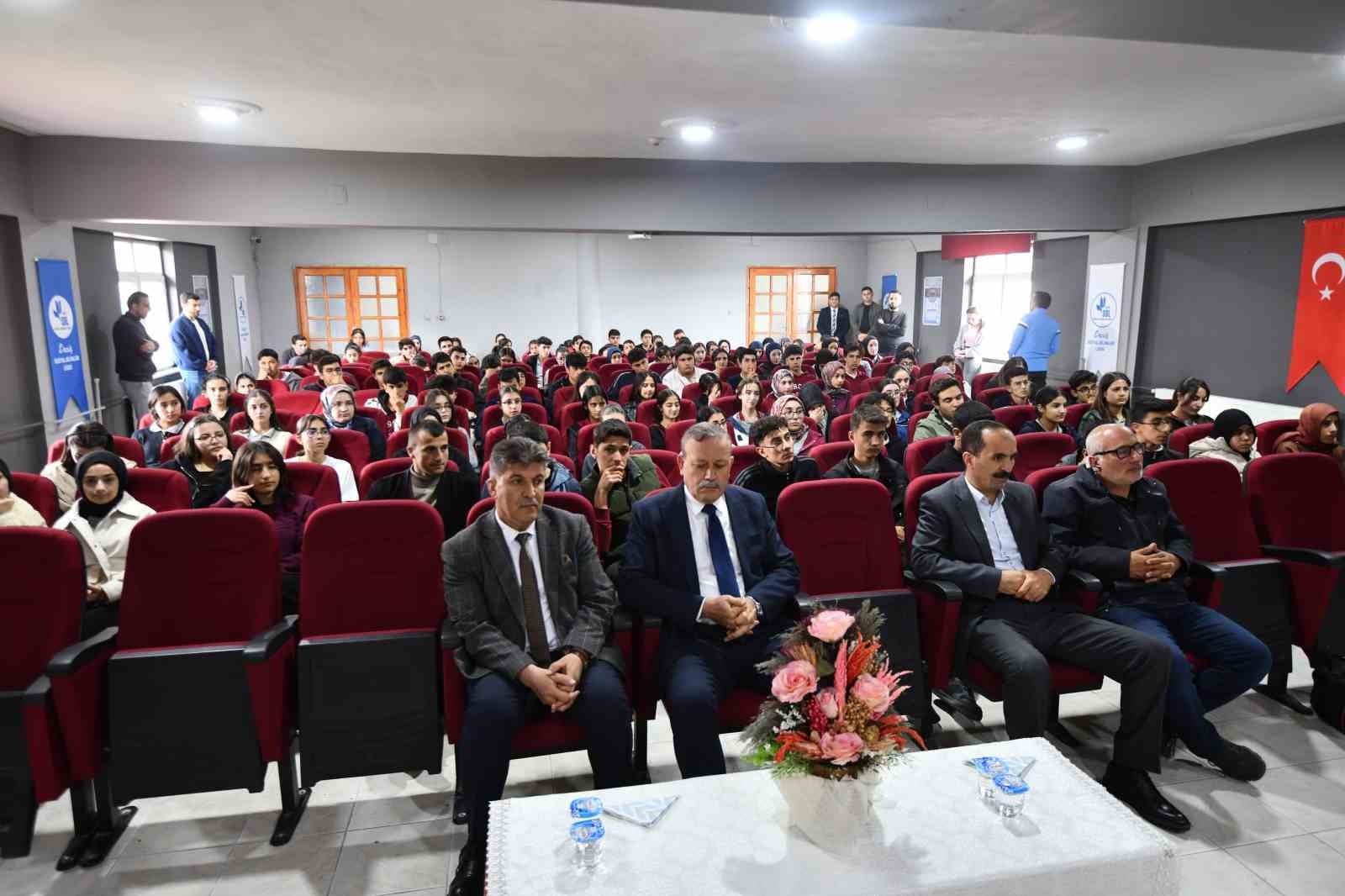 Rektör Elmastaş’tan Ercişli öğrencilerle kariyer planlaması söyleşisi
