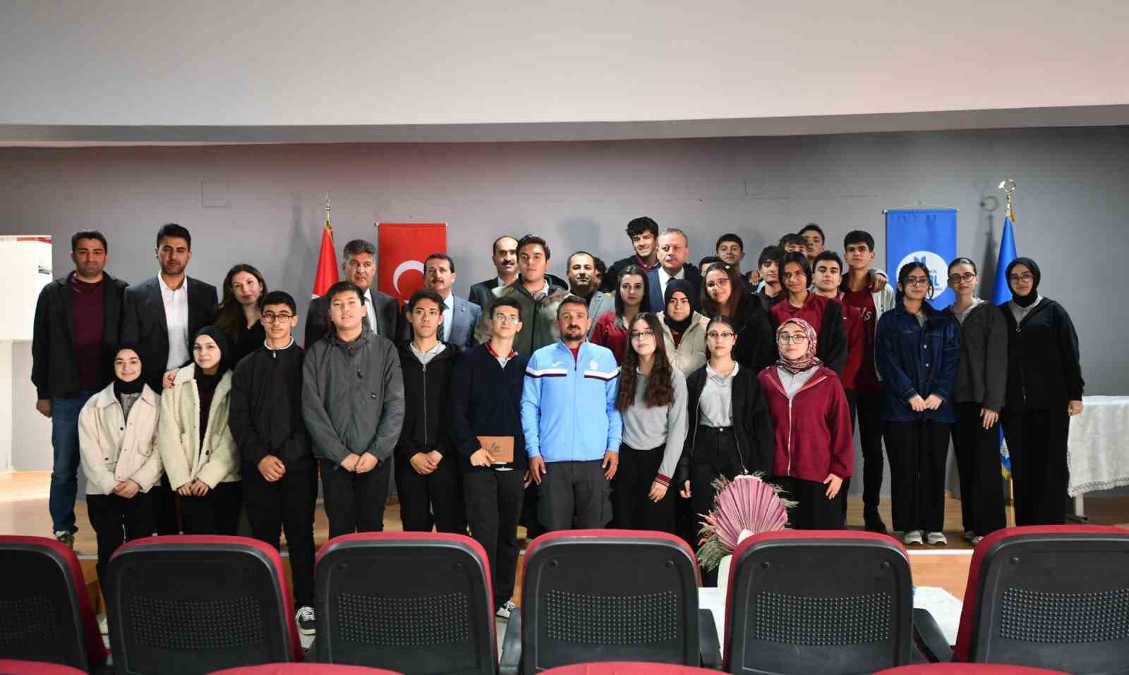 Rektör Elmastaş’tan Ercişli öğrencilerle kariyer planlaması söyleşisi