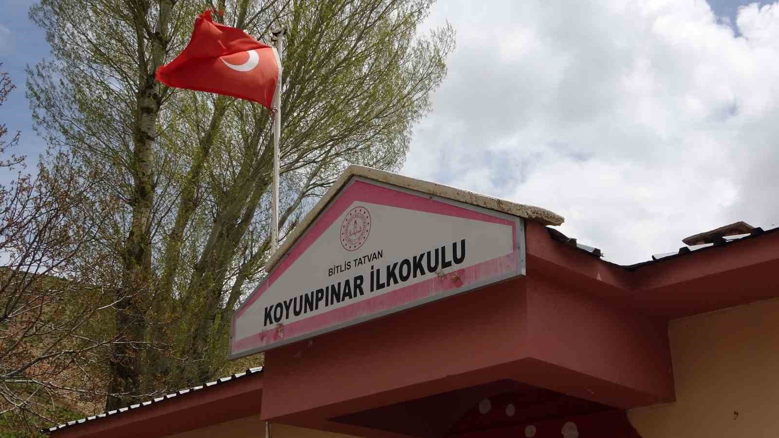 Köy okulunda büyüdü, köy çocuklarının umudu oldu
