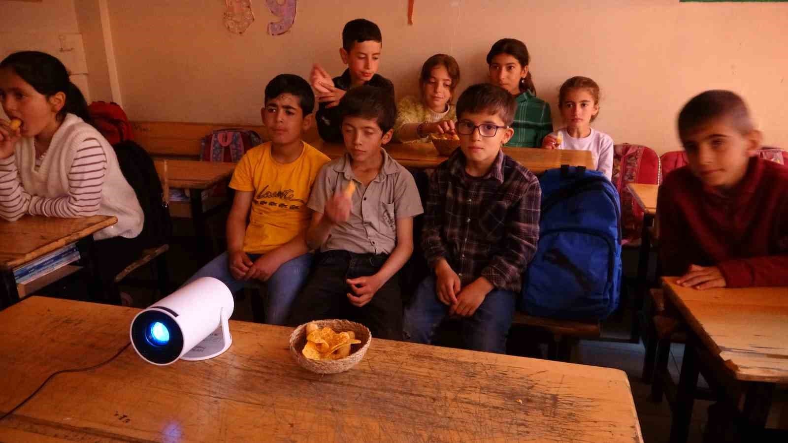 Köy okulunda büyüdü, köy çocuklarının umudu oldu