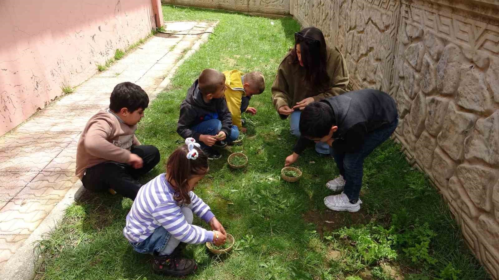 Köy okulunda büyüdü, köy çocuklarının umudu oldu