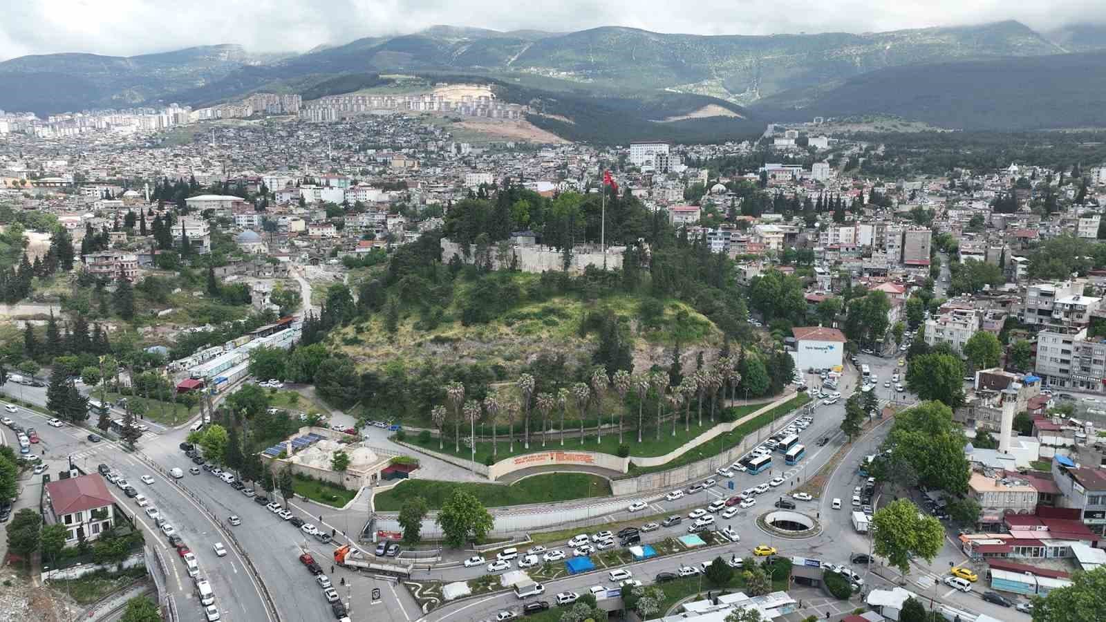Tarihi kalede depremin izleri siliniyor