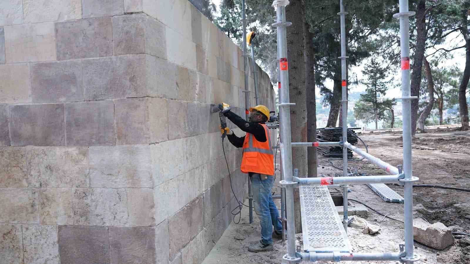 Tarihi kalede depremin izleri siliniyor
